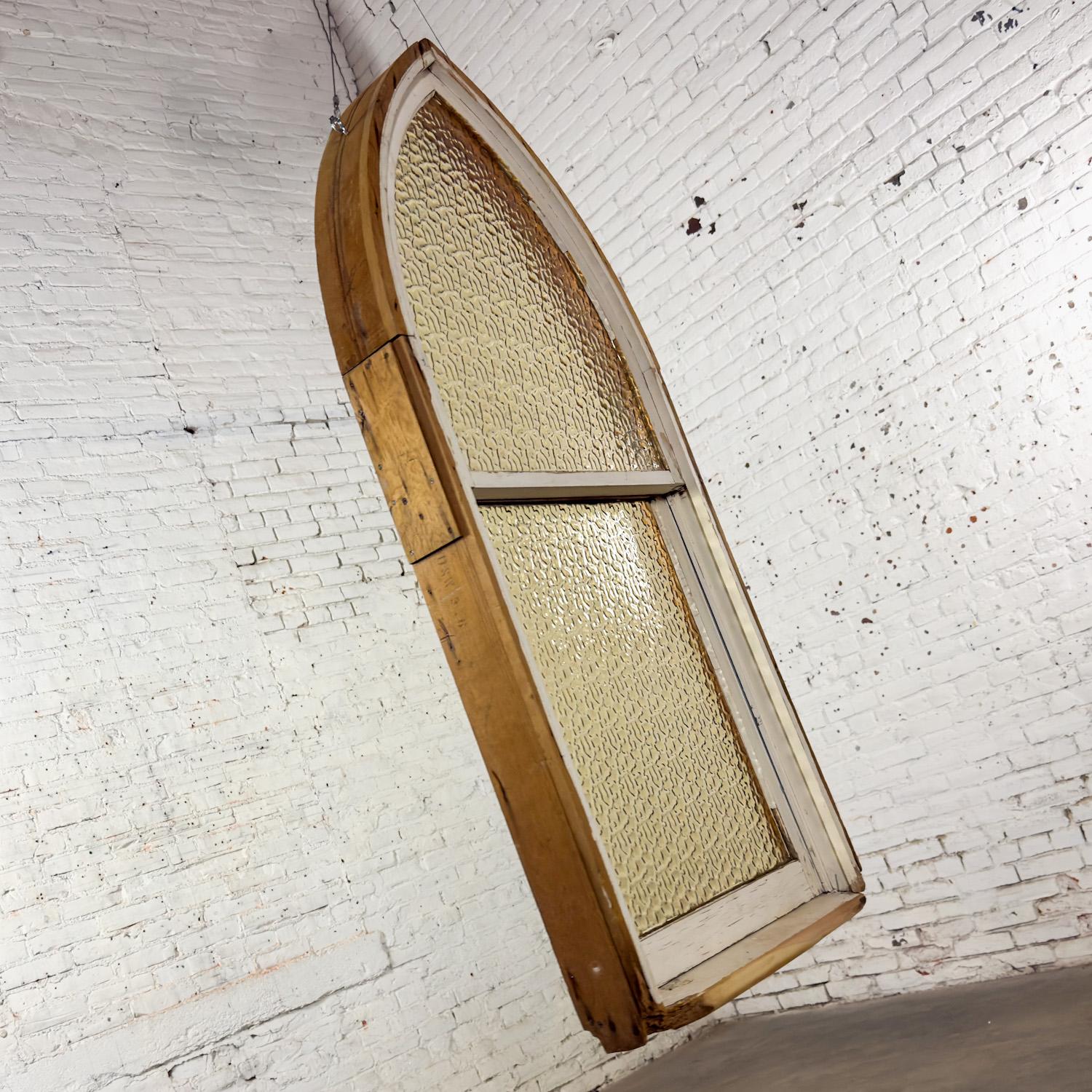 Peint Décor de fenêtre ou de mur en bois rustique de style gothique vintage avec verre bombé ambré en vente