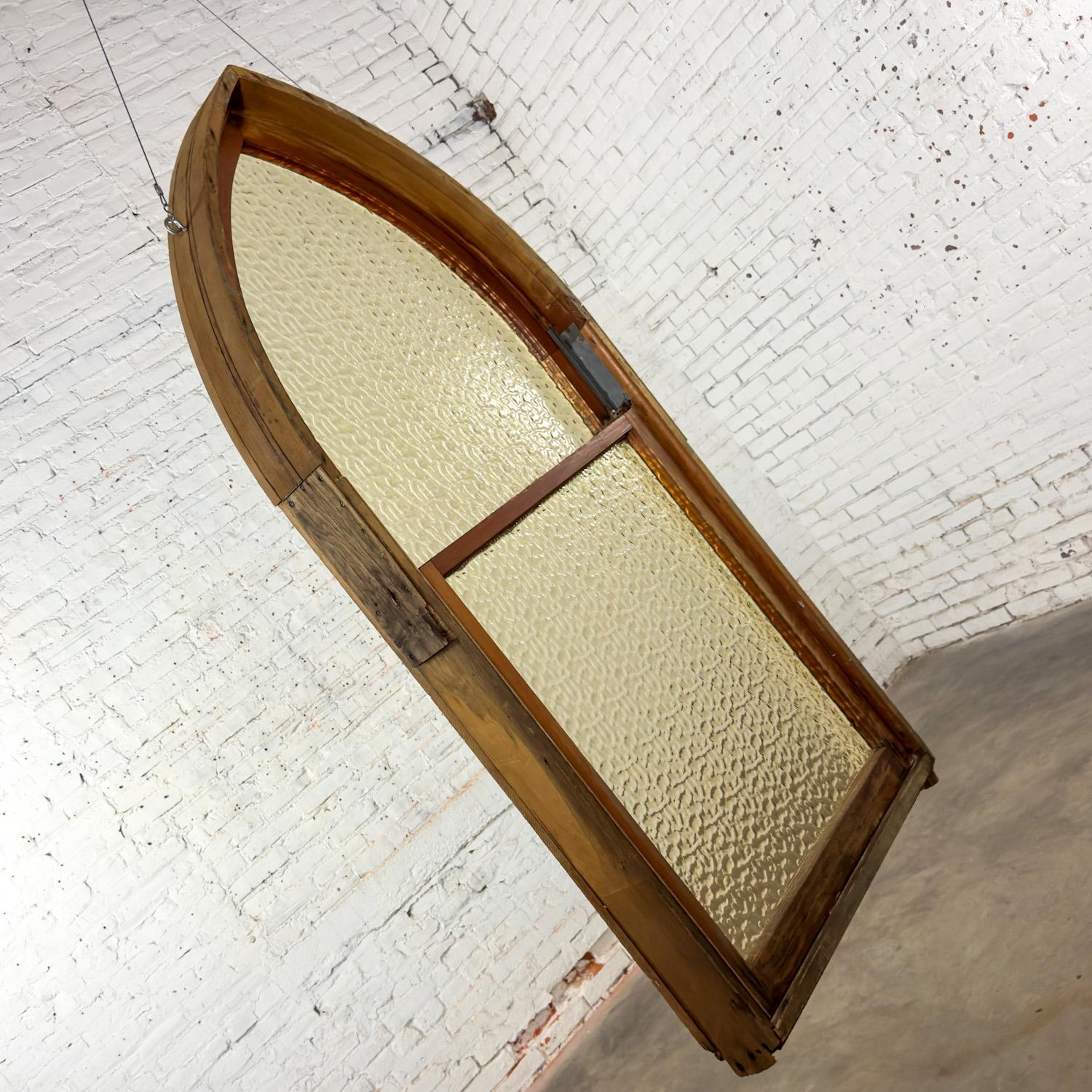 Décor de fenêtre ou de mur en bois rustique de style gothique vintage avec verre bombé ambré Bon état - En vente à Topeka, KS