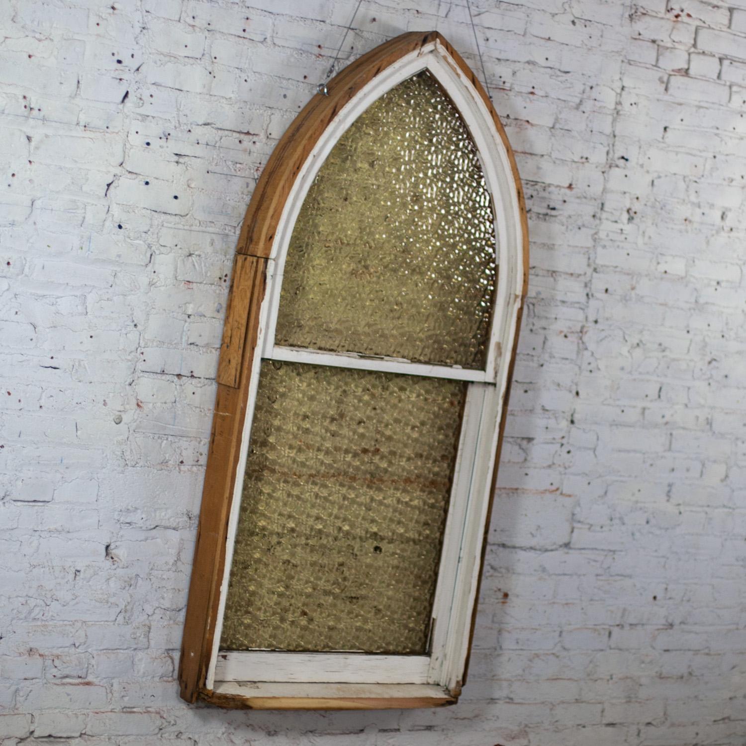 20ième siècle Décor de fenêtre ou de mur en bois rustique de style gothique vintage avec verre bombé ambré en vente