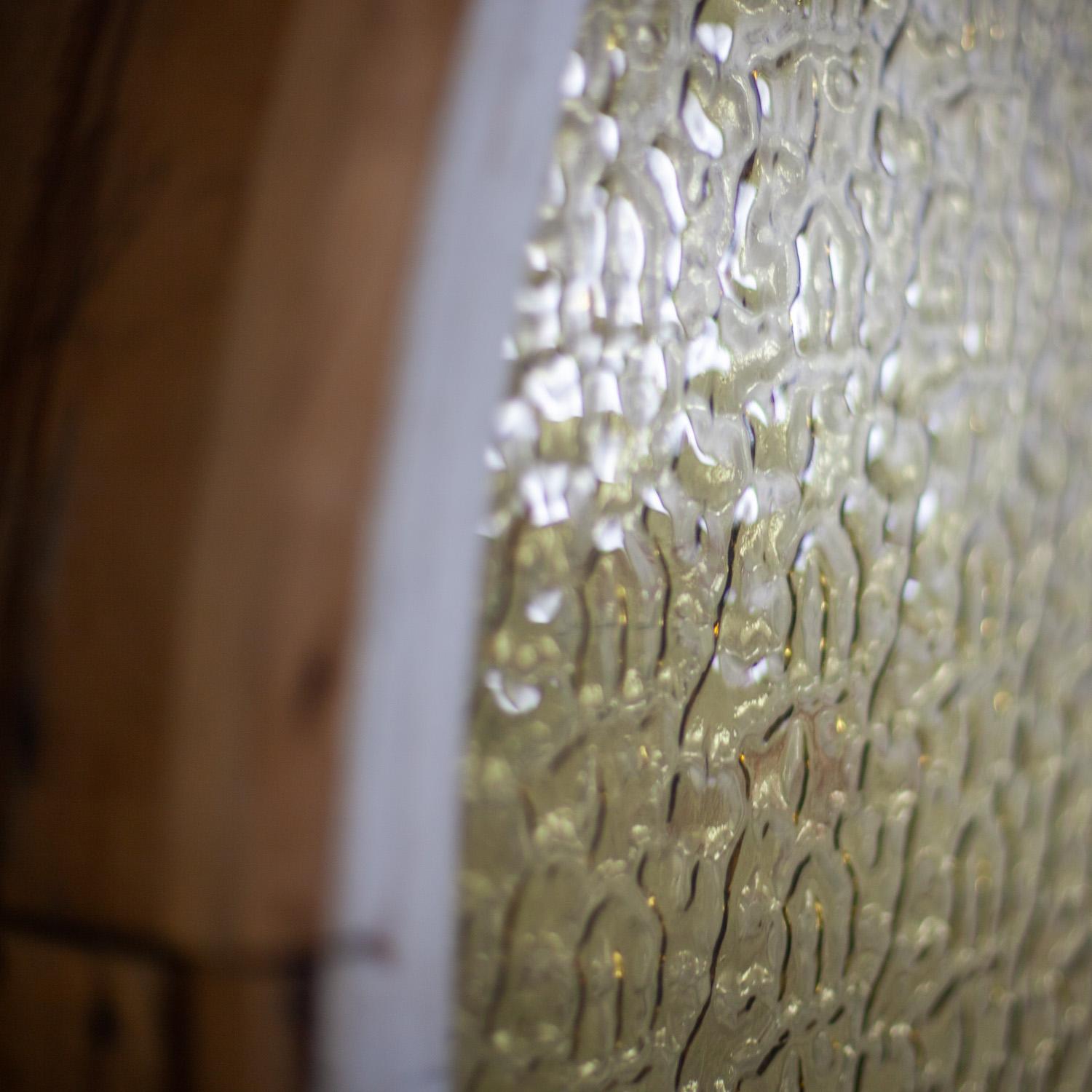 Verre Décor de fenêtre ou de mur en bois rustique de style gothique vintage avec verre bombé ambré en vente