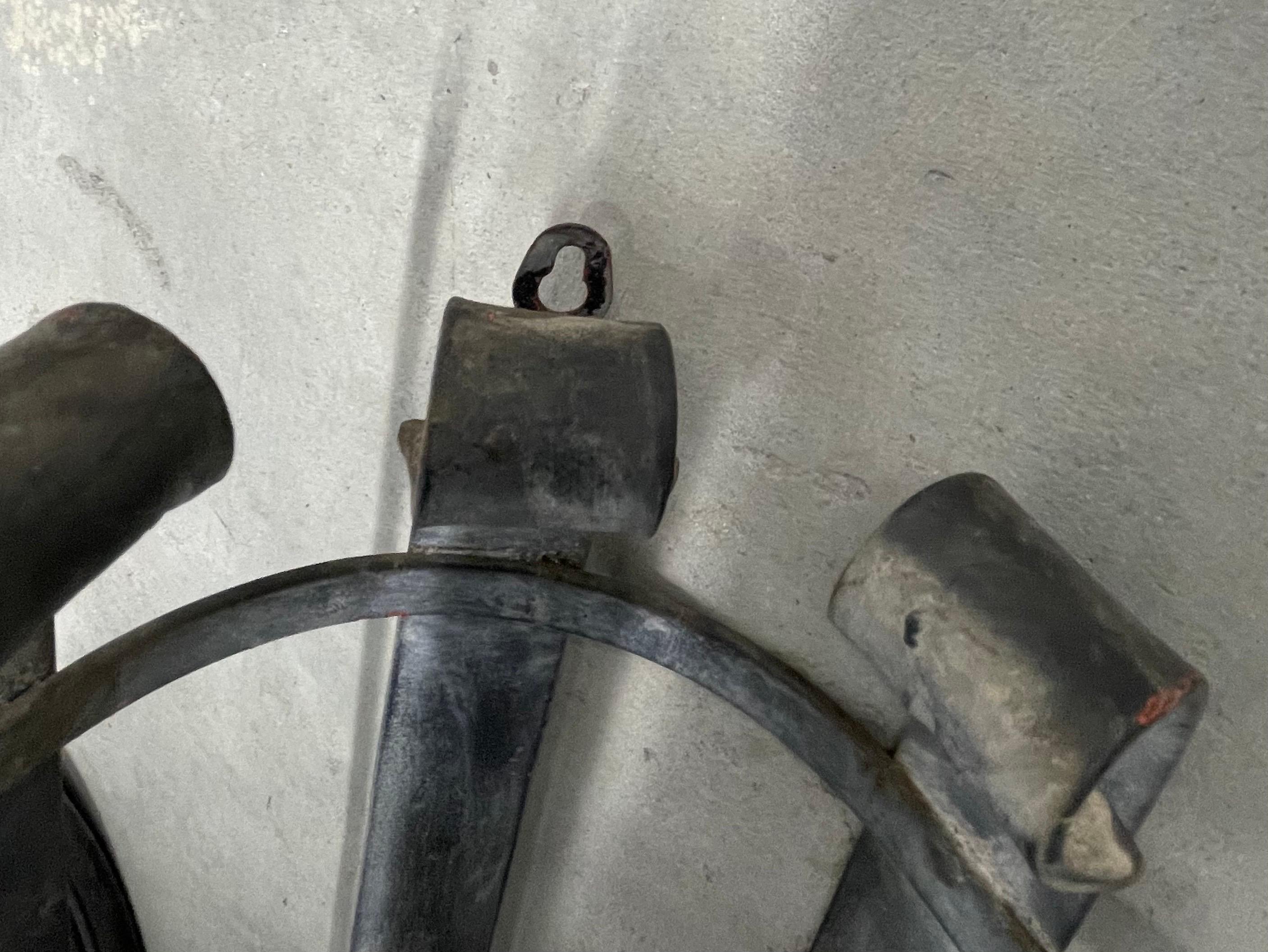 Metà XX secolo Portacandele gotico d'epoca in ferro battuto per lampade da parete in vendita