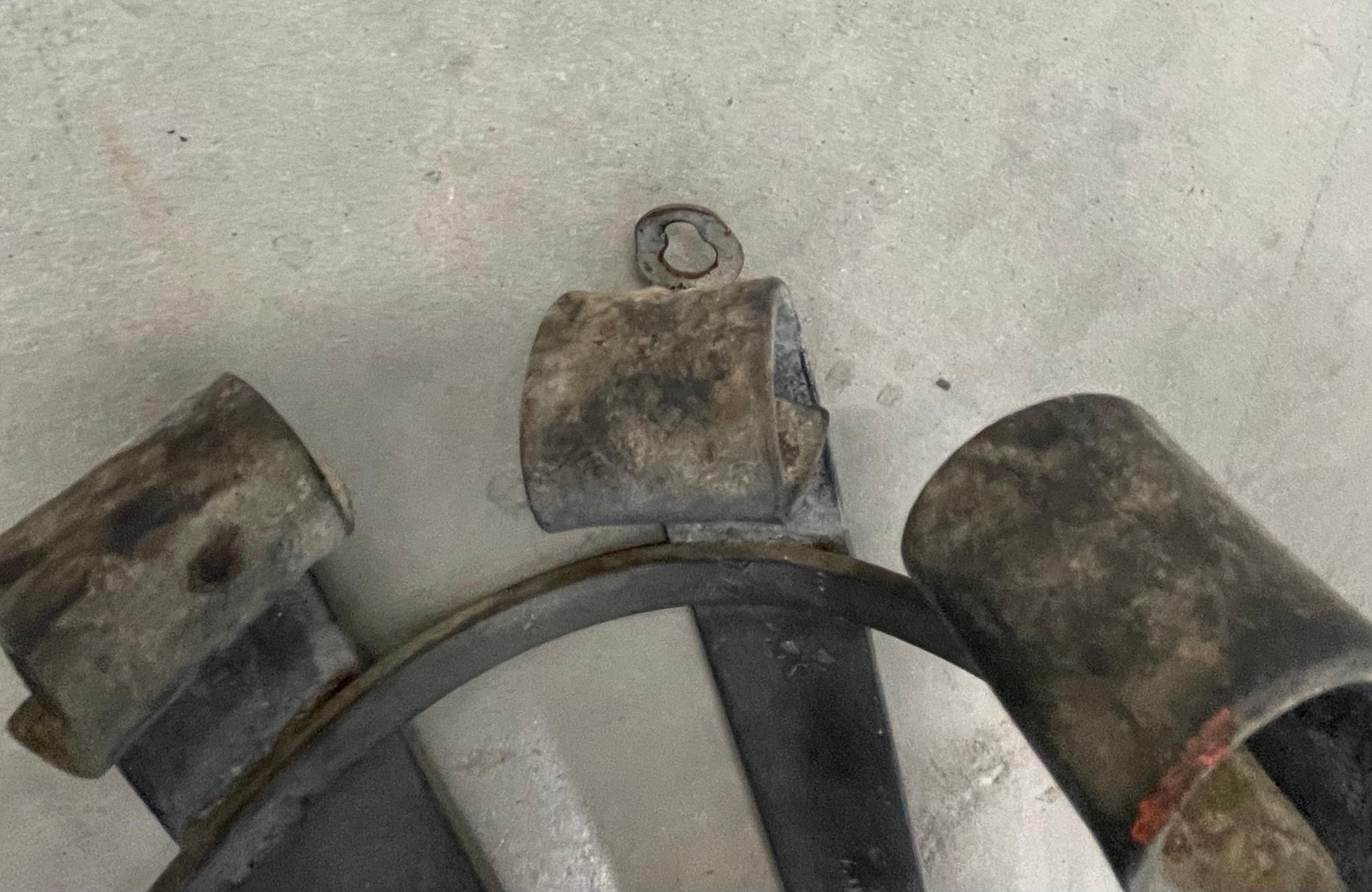 Ferro battuto Portacandele gotico d'epoca in ferro battuto per lampade da parete in vendita