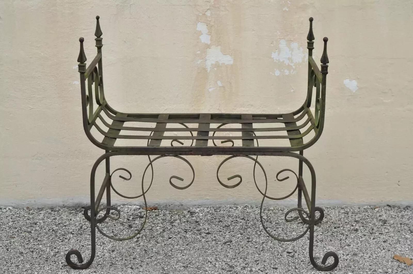 Vintage Gothic Schmiedeeisen Curule Scrollwork Distressed Grün Bank mit Finials. Der Artikel zeichnet sich durch spitze Endstücke, einen geschwungenen Rahmen, einen Gittersitz, eine schmiedeeiserne Konstruktion und einen großartigen Stil und Form