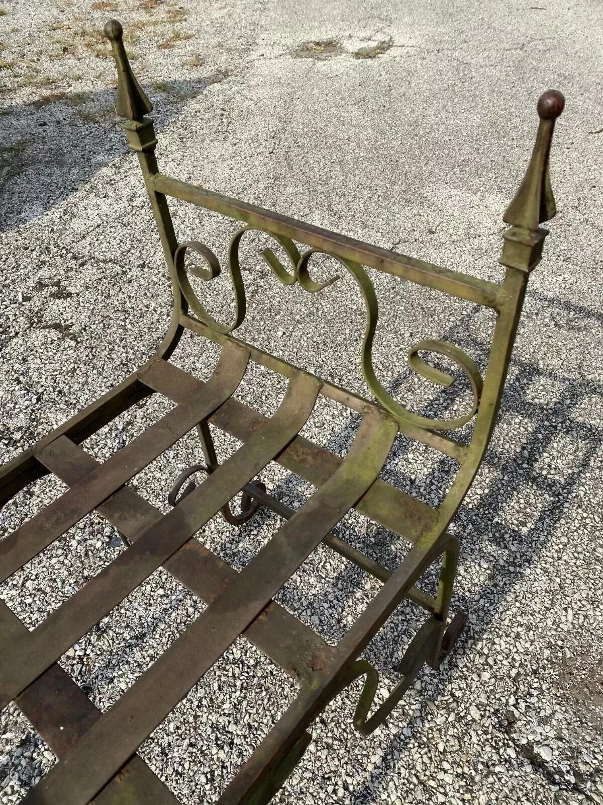 Vintage Gothic Schmiedeeisen Curule Scrollwork Distressed Grün Bank w Finials (20. Jahrhundert) im Angebot