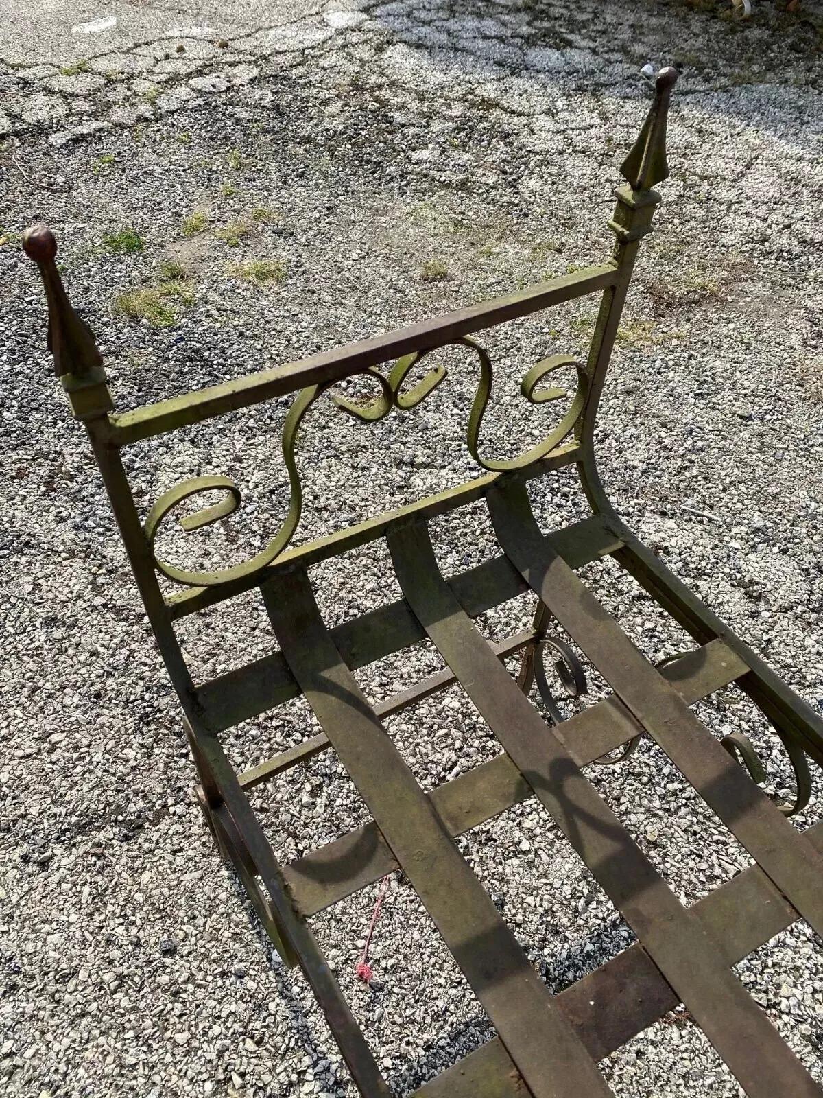 Vintage Gothic Schmiedeeisen Curule Scrollwork Distressed Grün Bank w Finials im Angebot 2