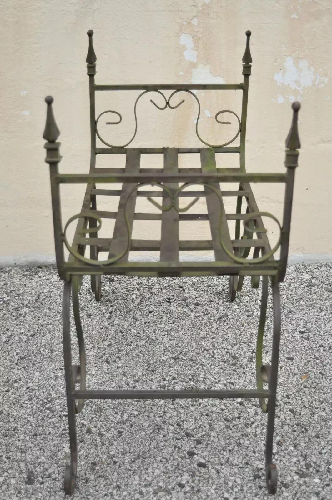 Vintage Gothic Schmiedeeisen Curule Scrollwork Distressed Grün Bank w Finials im Angebot 3