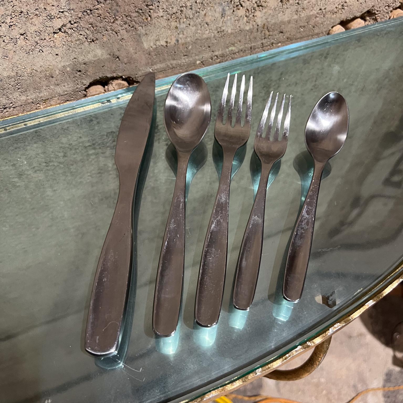 Modern Gourmet Settings Stainless Service for Six Flatware Set In Good Condition For Sale In Chula Vista, CA