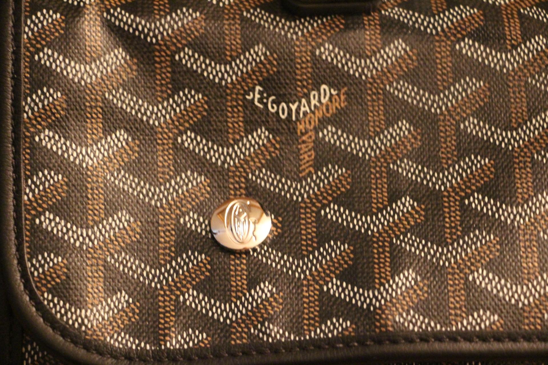 This beautiful Goyard bag is very unusual . It goes from a clutch to a travel bag or a backpack bag in a twinkle of an eye, it is magic! When it is folded ,it is only 34 cm wide by 3 cm depth and 21 cm tall, then when it is unfold, it goes to 34 cm