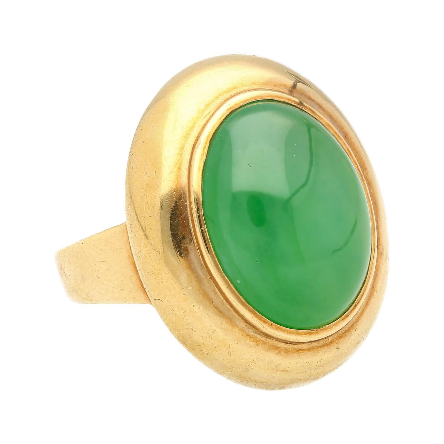 Vintage Grade A Jadeite Jade Gump's San Francisco Bezel Set Ring in 18K Gold In New Condition For Sale In Miami, FL
