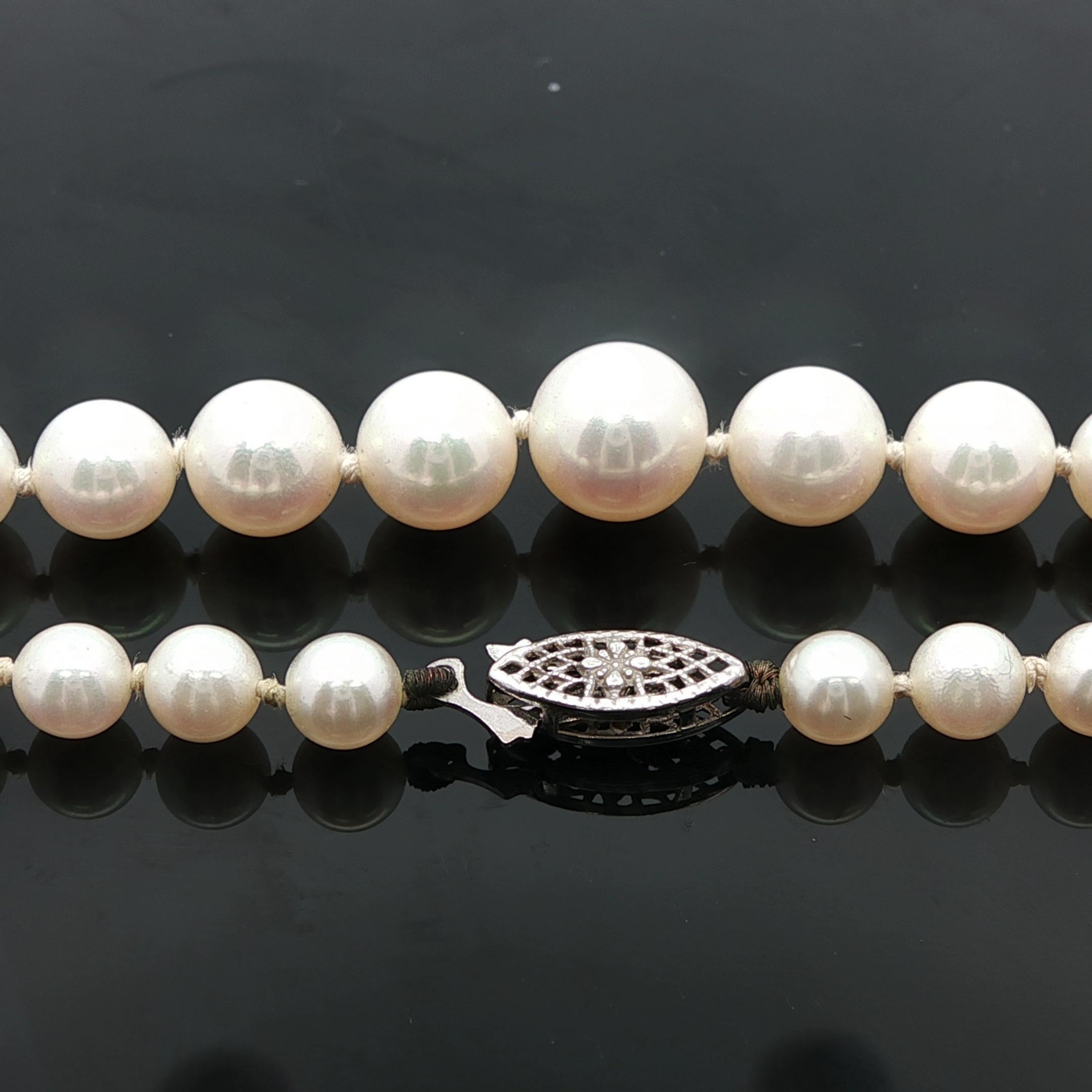 Collana di perle coltivate vintage graduate da 4,5-7,7 mm con chiusura a filigrana in oro bianco In condizioni ottime in vendita a Montclair, NJ