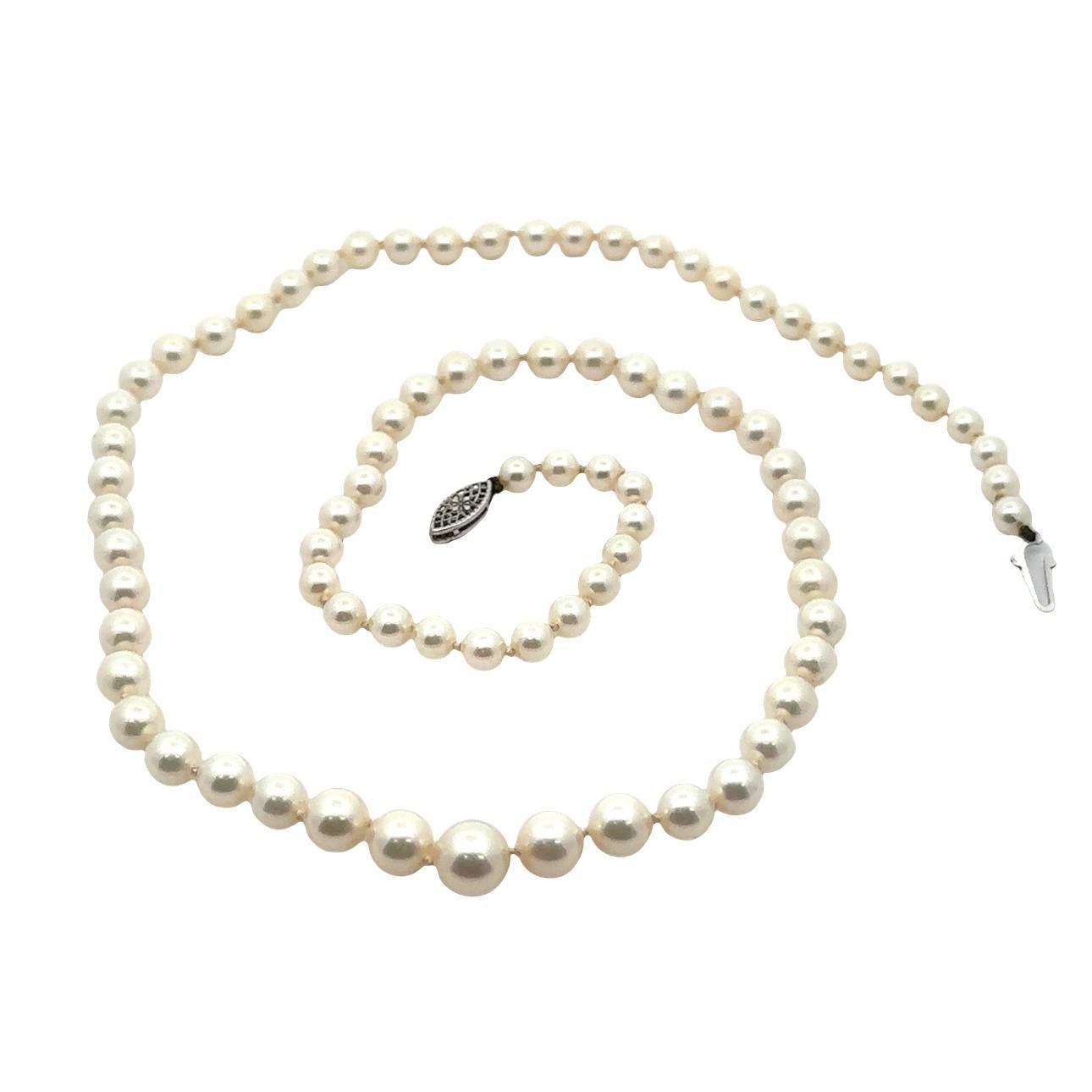 Donna Collana di perle coltivate vintage graduate da 4,5-7,7 mm con chiusura a filigrana in oro bianco in vendita