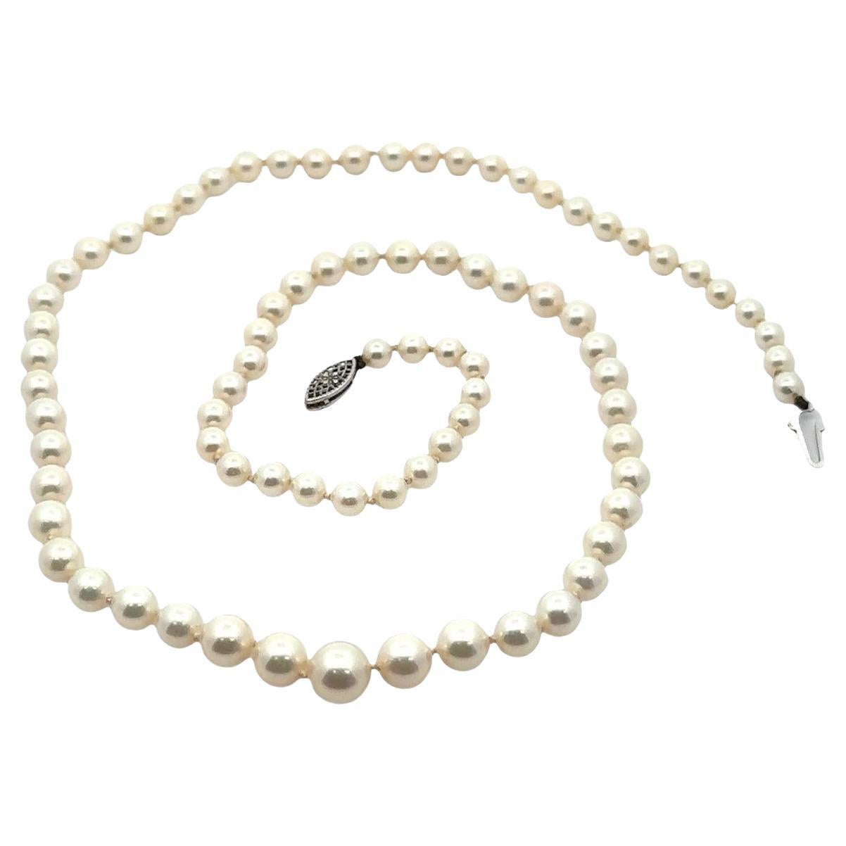 Collana di perle coltivate vintage graduate da 4,5-7,7 mm con chiusura a filigrana in oro bianco in vendita