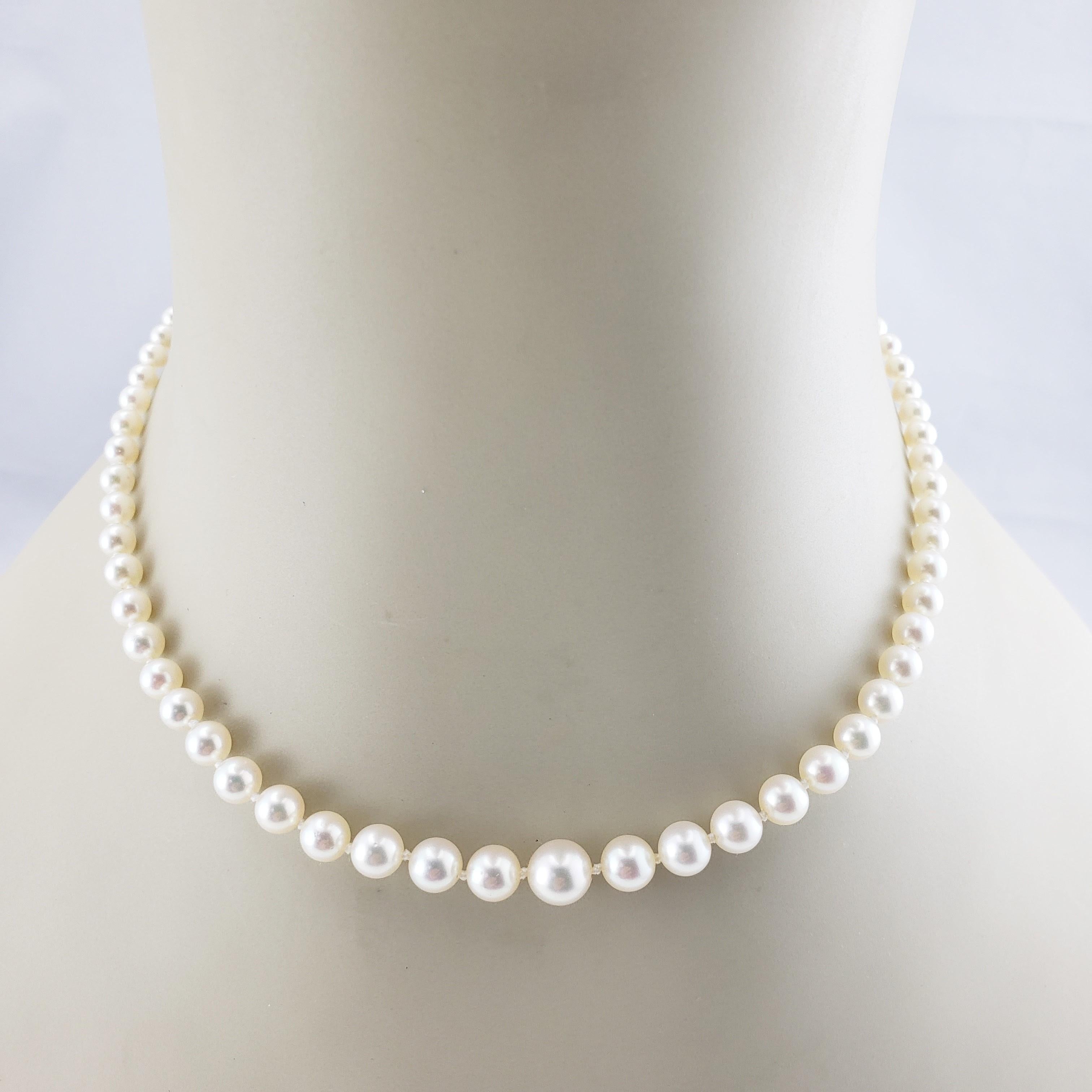 Vintage Graduated Cultured Pearl Necklace with 14 Karat White Gold Closure For Sale 1