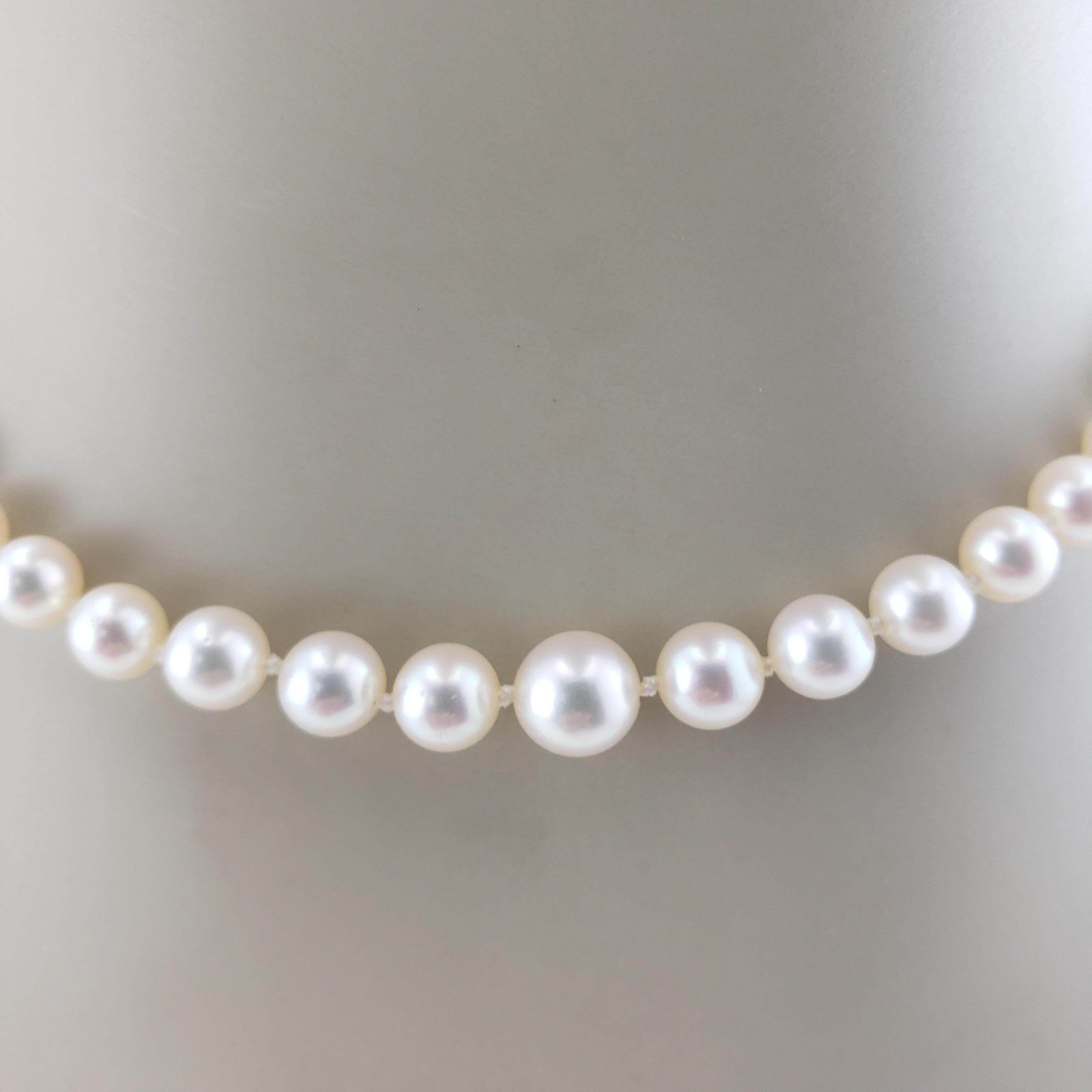 Vintage Graduated Cultured Pearl Necklace with 14 Karat White Gold Closure For Sale 2