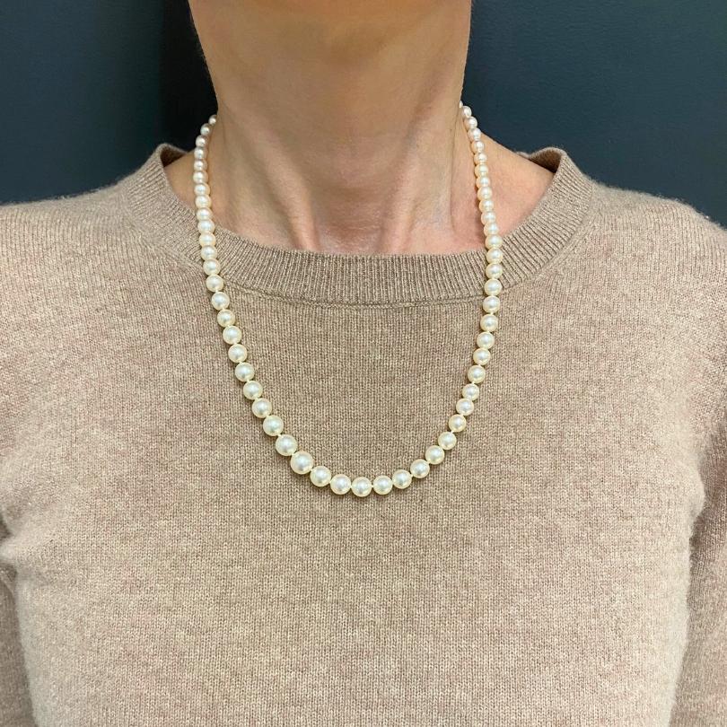 A beautiful vintage graduated pearl necklace, featuring an 18k gold clasp.
The pearls have a gorgeous creamy luster and are gently increasing in size toward the center. The strand is finished with a rectangular 18k gold clasp that blends in
