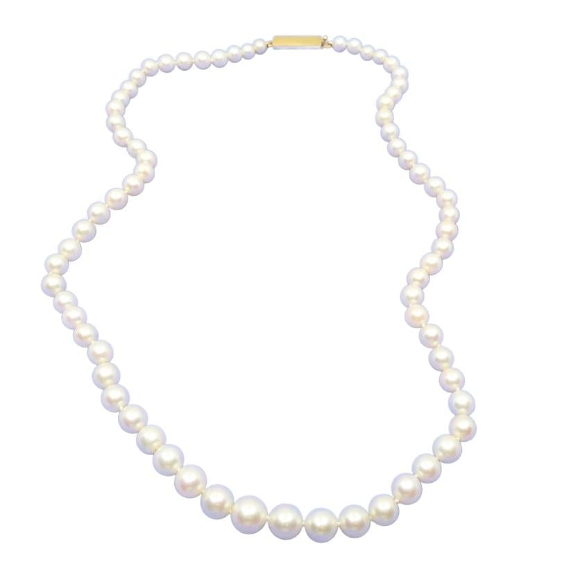 Women's Vintage Graduated Pearl Necklace 18k Gold Clasp For Sale
