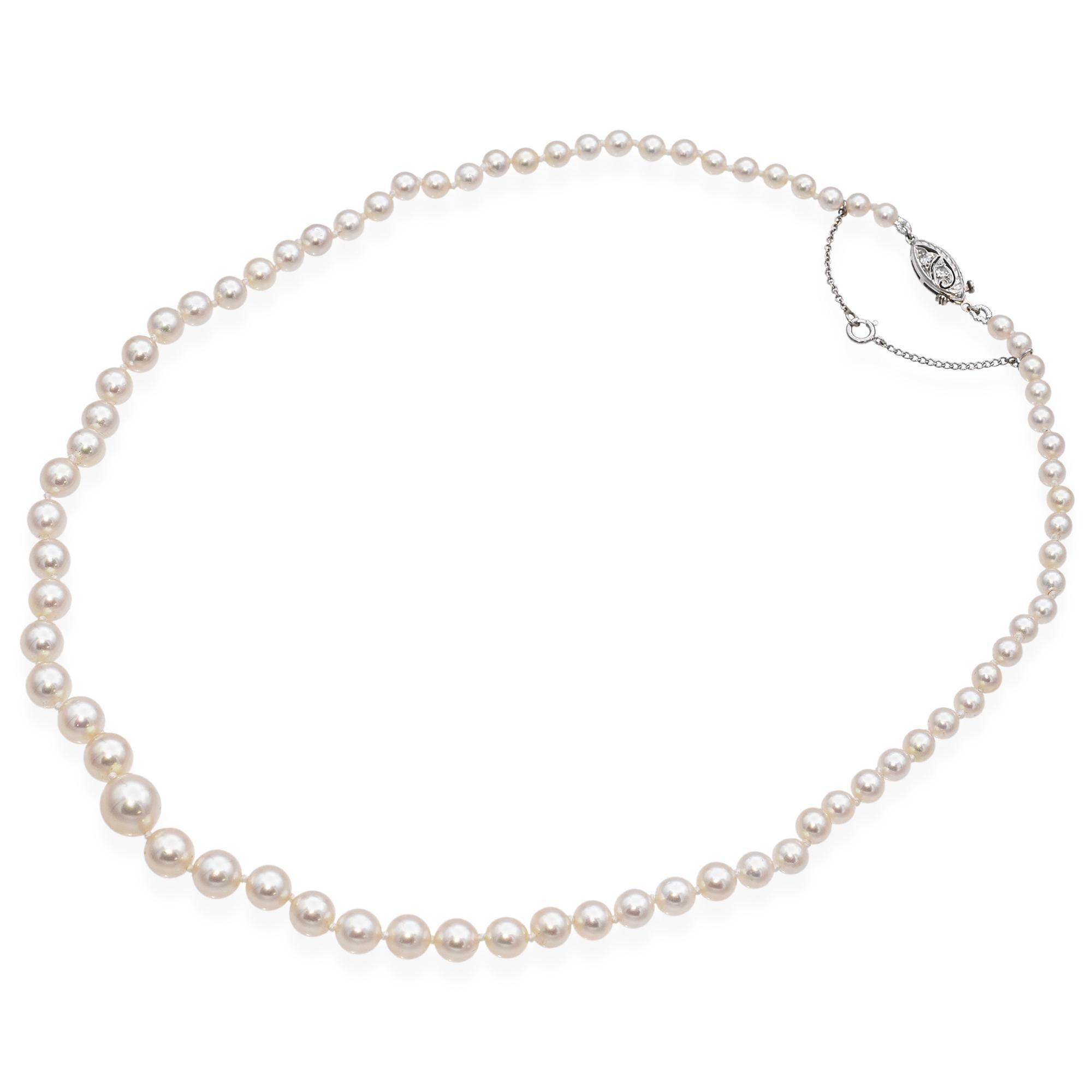 Este clásico collar vintage presenta una grácil cadena de luminosas perlas, rematada con un elegante cierre de platino engastado con brillantes diamantes. El cierre seguro y elegante añade un toque de brillo, haciendo de esta pieza un accesorio