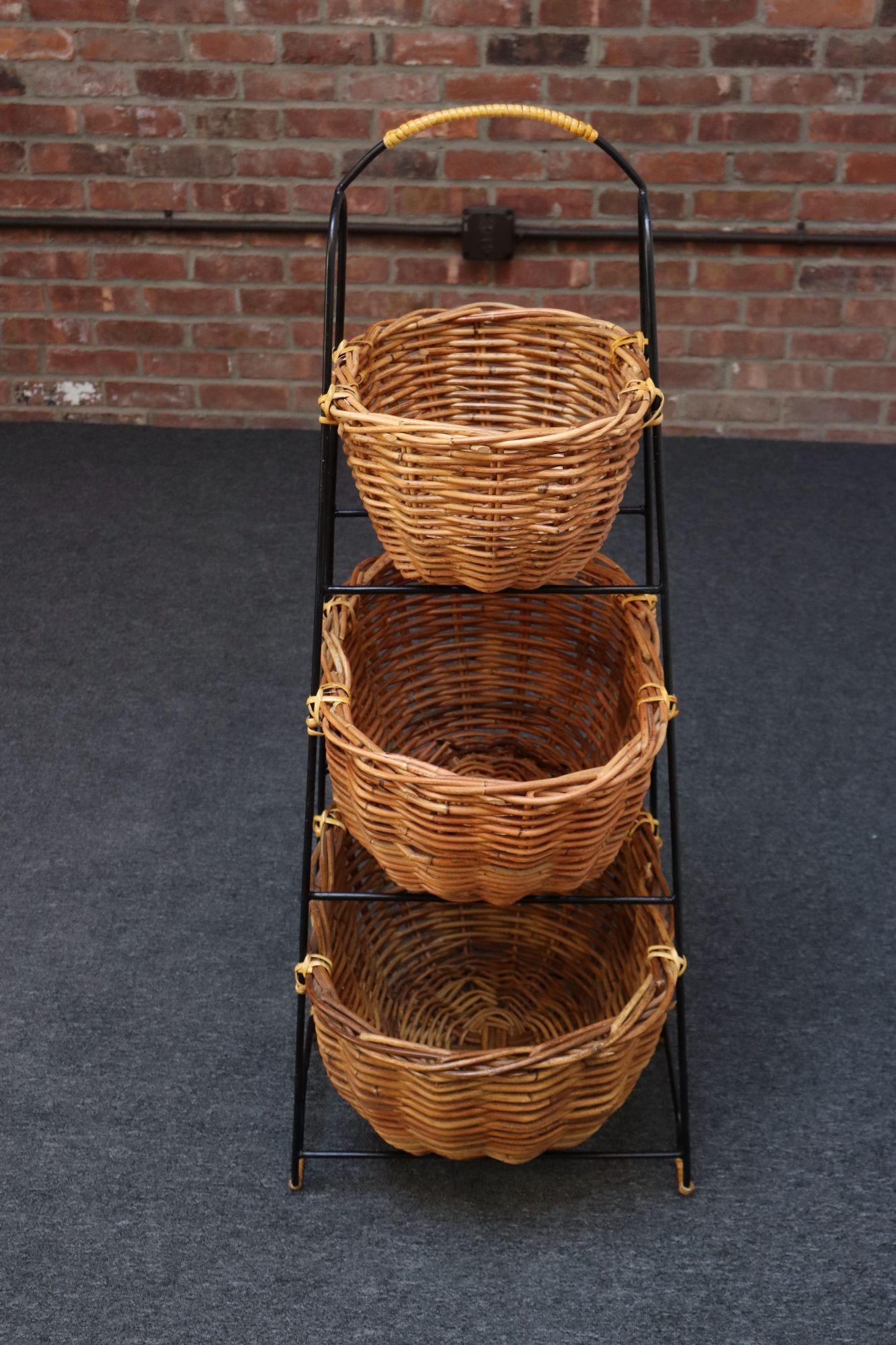Portaoggetti americano d'epoca composto da tre cestini ovali graduati di tre dimensioni montati su un supporto in ferro battuto.
Esempio della fine degli anni '70/inizio anni '80, il cui design originale è stato leggermente modificato e copiato da