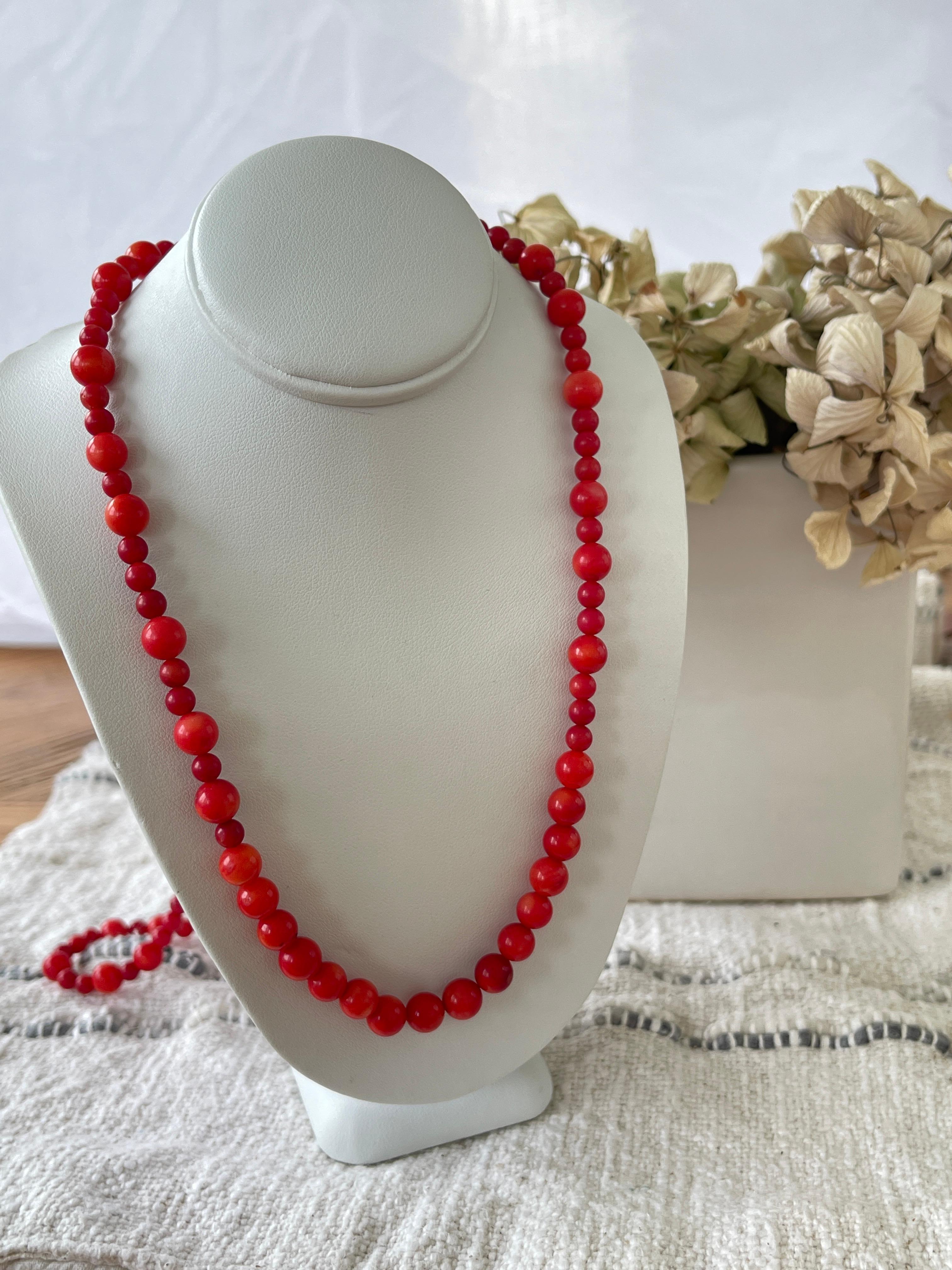Vintage-Halskette mit Perlenstrang, abgestufte echte rote Koralle, ca. 1950er Jahre im Zustand „Gut“ im Angebot in Mona Vale, NSW