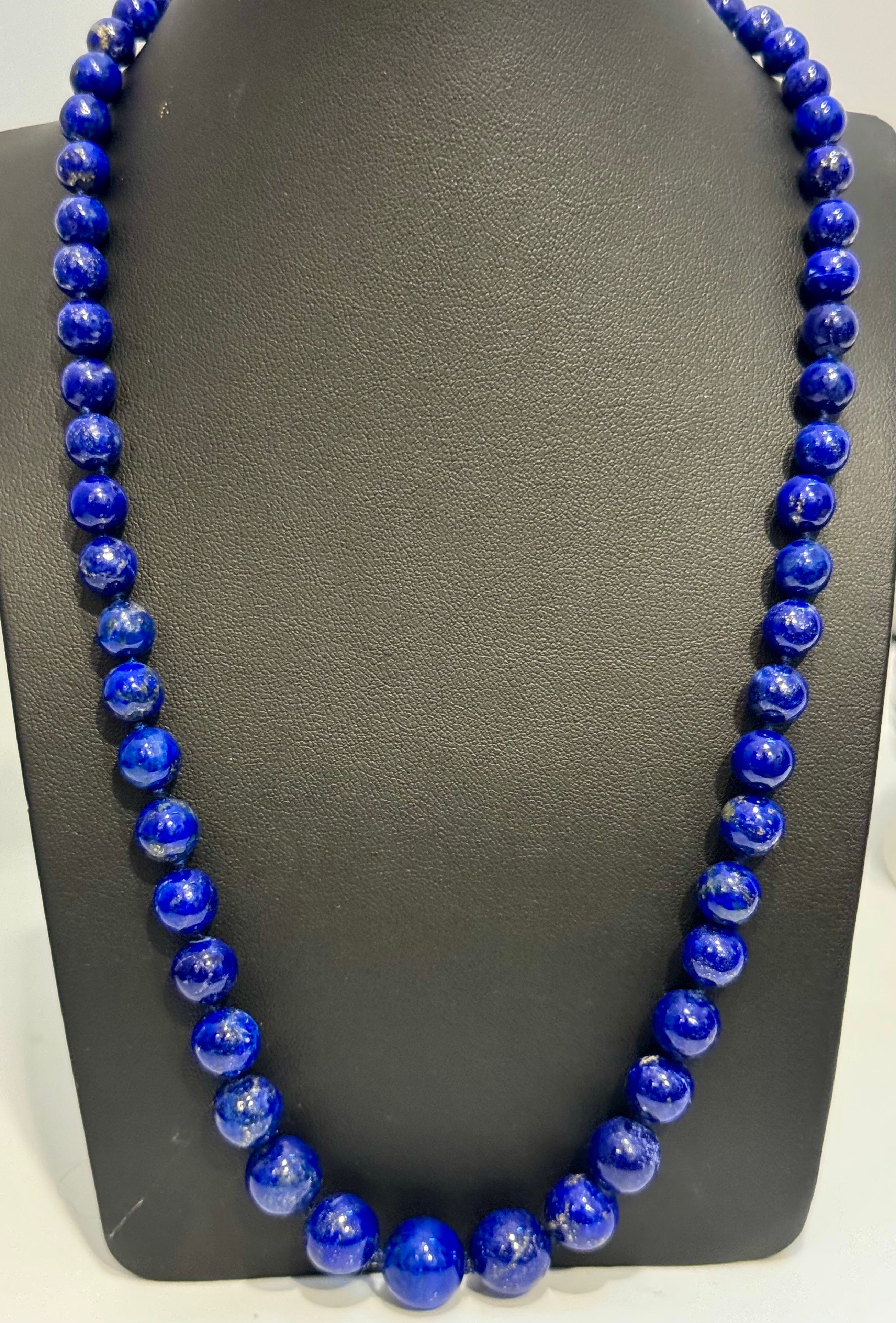 Collar Vintage Graduado de Lapislázuli de una sola vuelta Cierre de Oro Amarillo de 14 Kt Corte redondo en venta