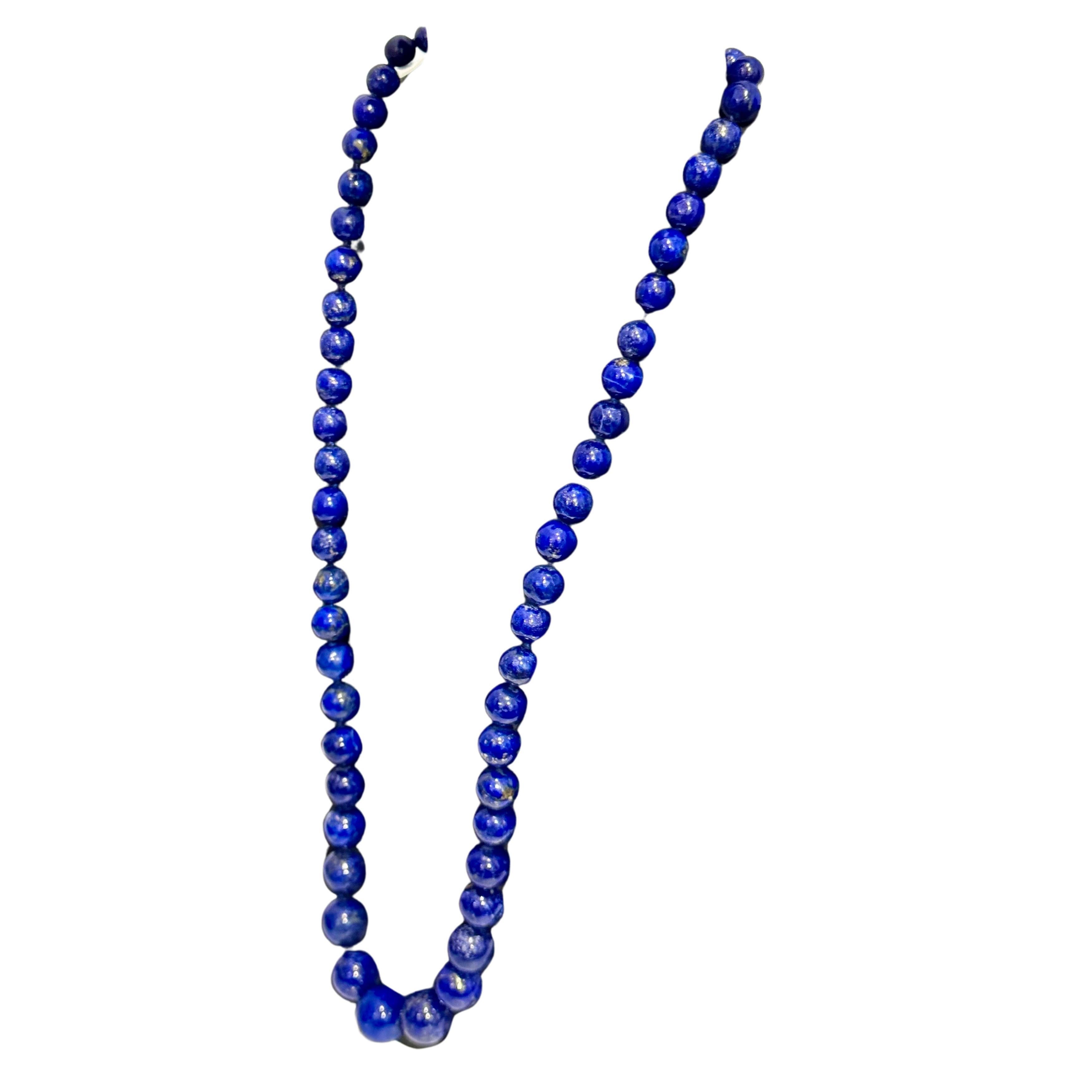 Collar Vintage Graduado de Lapislázuli de una sola vuelta Cierre de Oro Amarillo de 14 Kt en Excelente estado para la venta en New York, NY