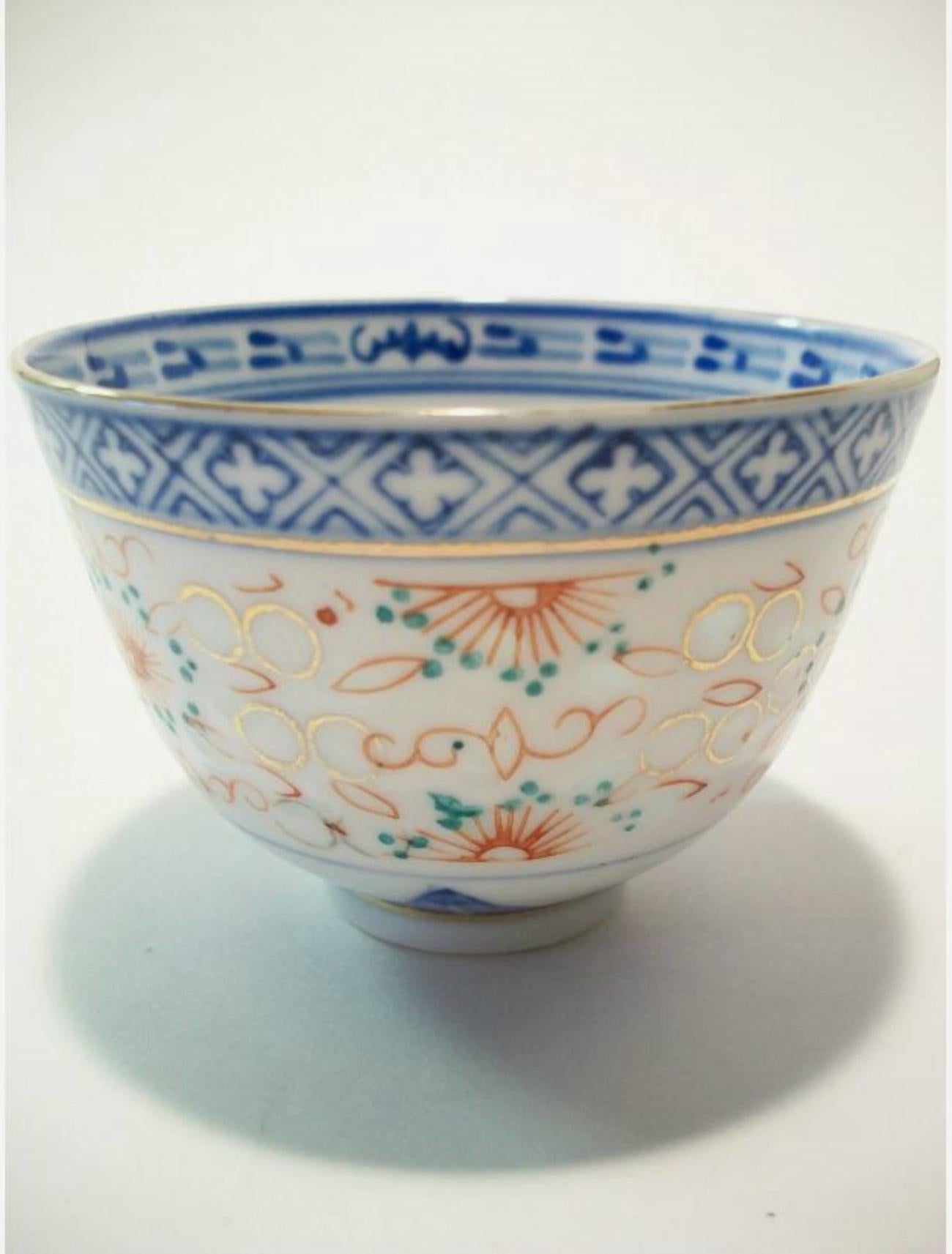 Tazón de té decorativo vintage chino de porcelana de grano de arroz - con decoración pintada a mano y dorada - firmado en la base - China - mediados del siglo XX. 

Excelente estado - sin grietas - sin astillas - desgaste menor del dorado.

Tamaño -