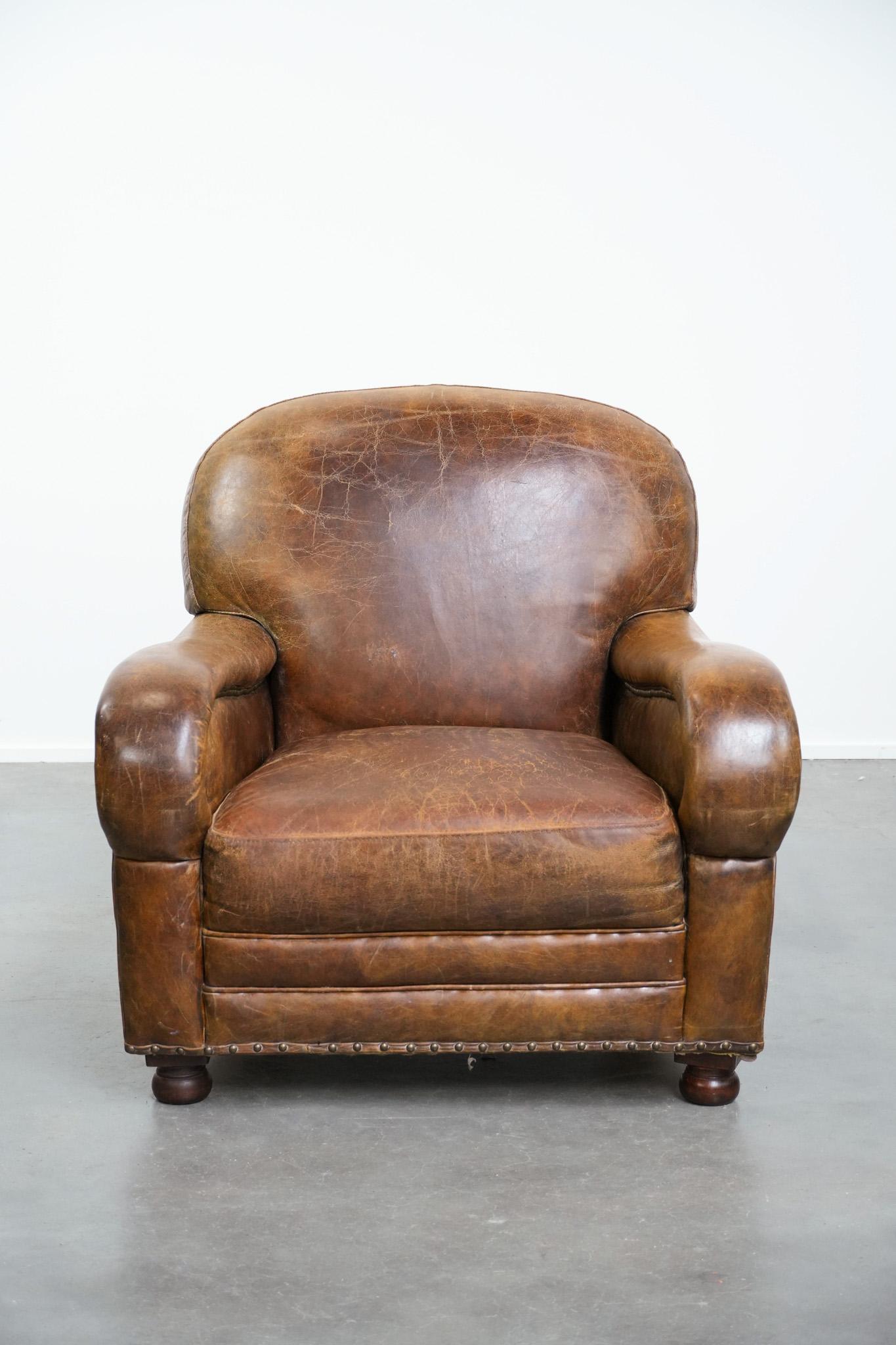 A notre avis, un fauteuil aussi étonnant ne devrait pas manquer dans votre intérieur. Il ajoute du caractère, du charme et une touche d'élégance à l'espace que vous choisissez. Le fauteuil est fabriqué en cuir de vachette grainé et présente de