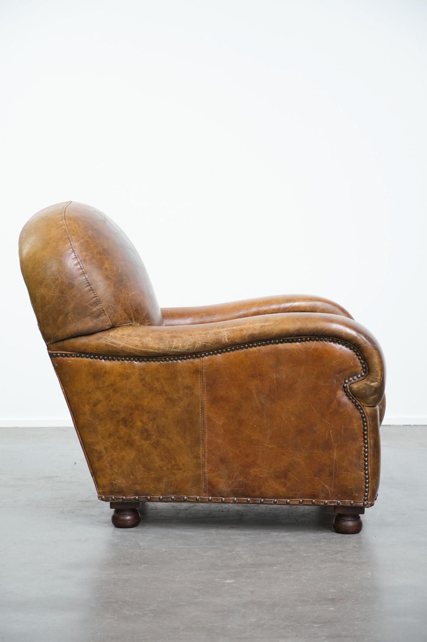 Romain classique Vintage grained cowhide leather armchair with rounded shapes en vente