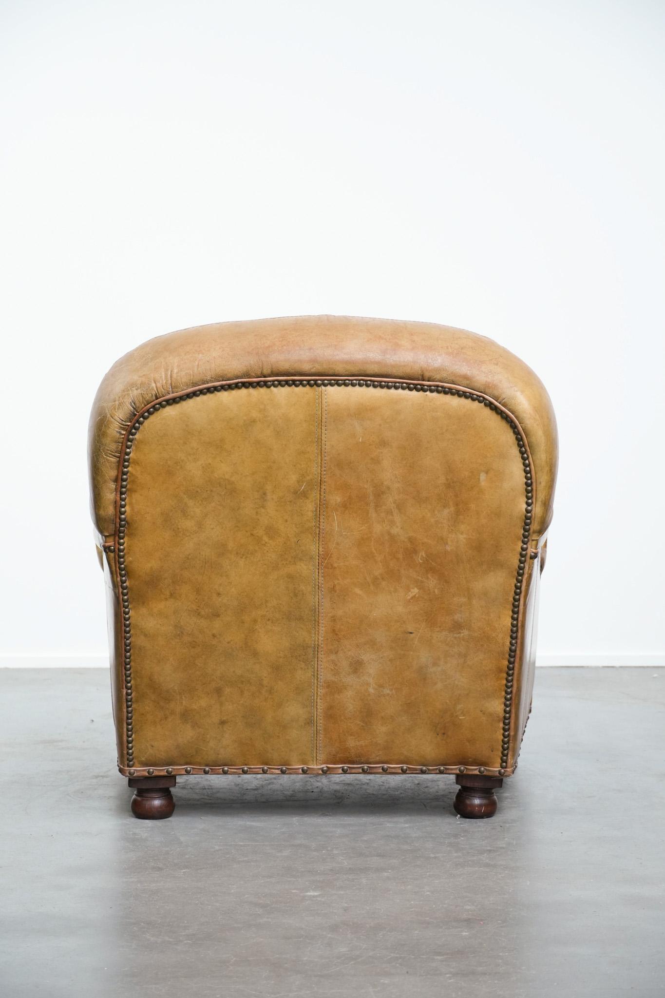 Fait main Vintage grained cowhide leather armchair with rounded shapes en vente