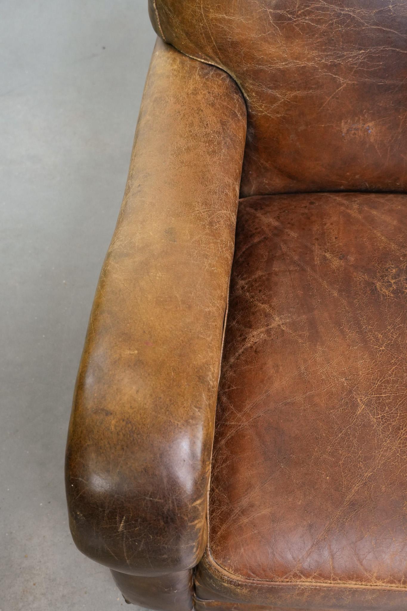 Cuir de vache Vintage grained cowhide leather armchair with rounded shapes en vente