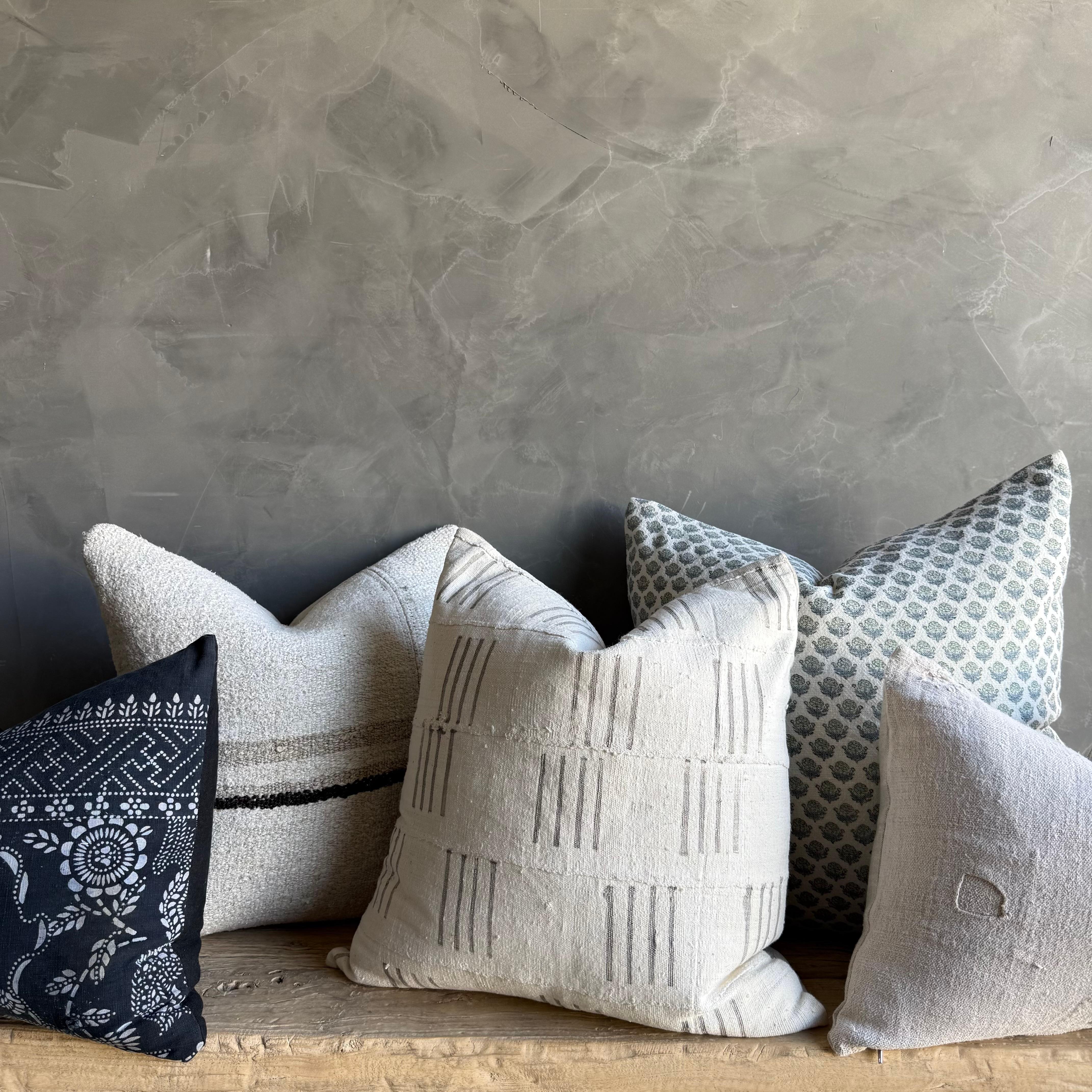 Almohada vintage estilo Mudcloth 
Estilo Pacthwork con rayas grises
Tamaño: 21x21
Cierre de cremallera
Incluye relleno de plumón / pluma