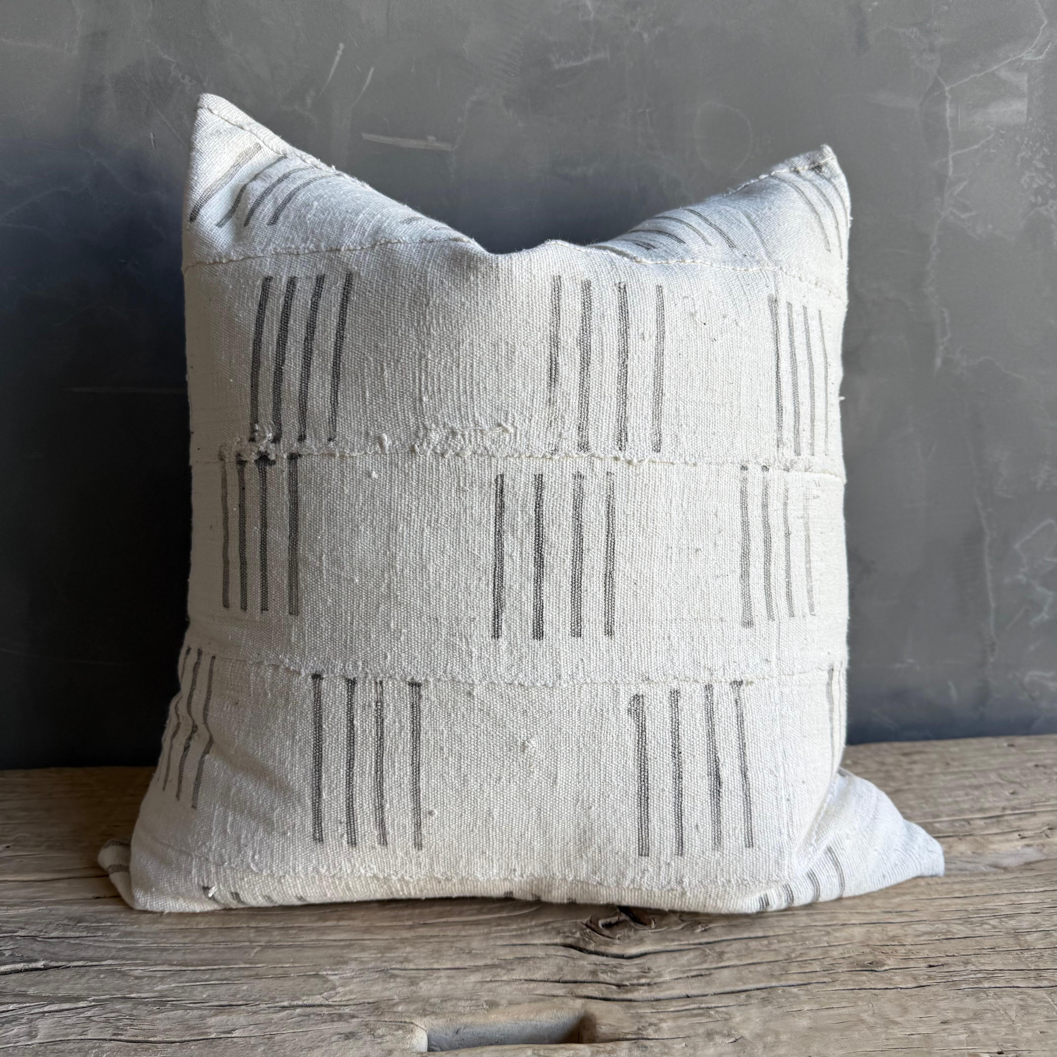 Almohada vintage de saco de grano con rayas Moderno orgánico en venta