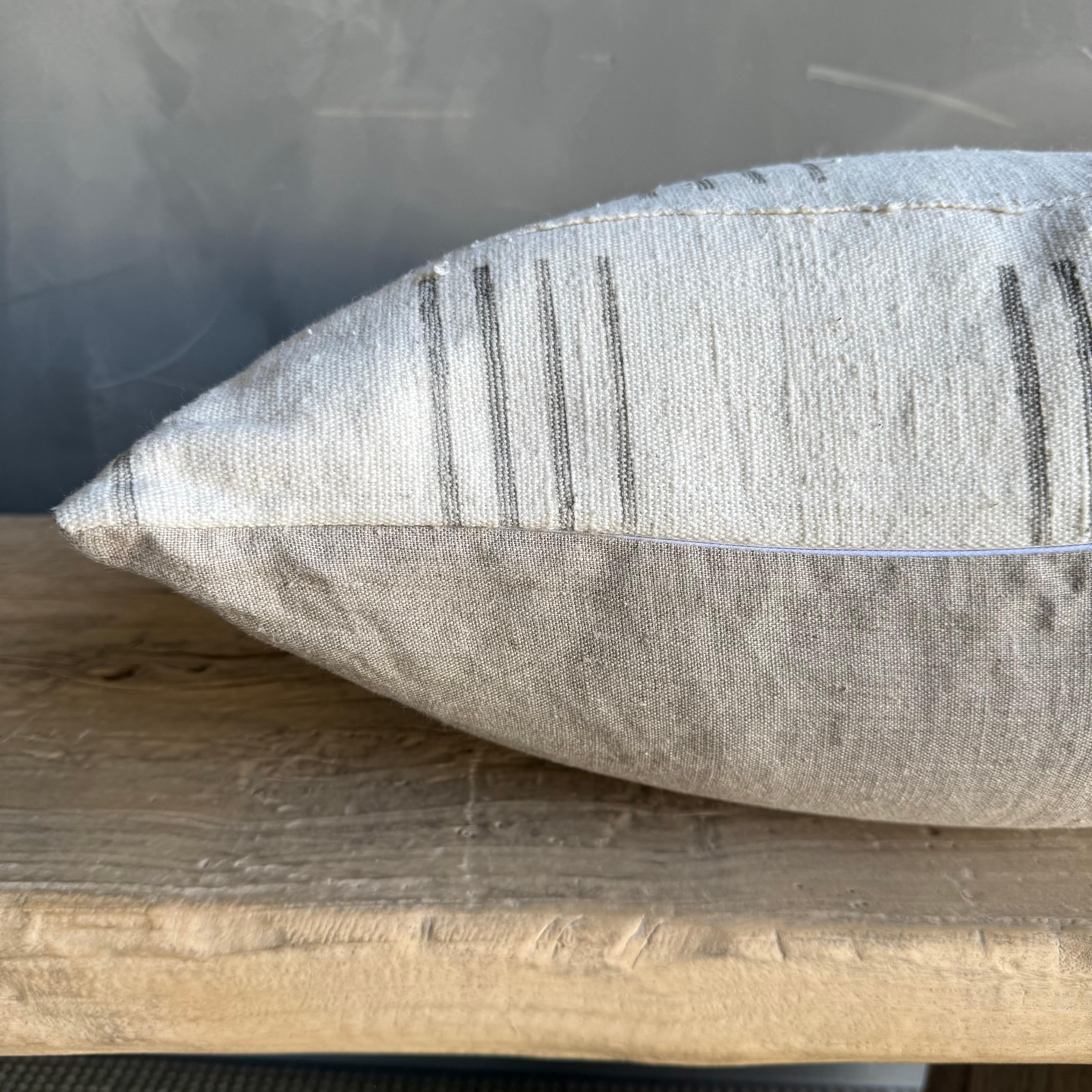 Almohada vintage de saco de grano con rayas siglo XX en venta