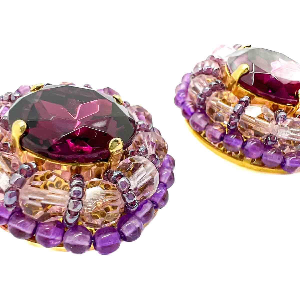 Ein Paar Vintage Grand Amethyst Kristall Ohrringe. Die üppig dimensionierten Ohrringe sind reich an Steinen. Ein großer Amethystkristall wird von blassrosa und blassamethystfarbenen Perlen in einem kunstvollen Design umrahmt. Wunderbar dramatisch