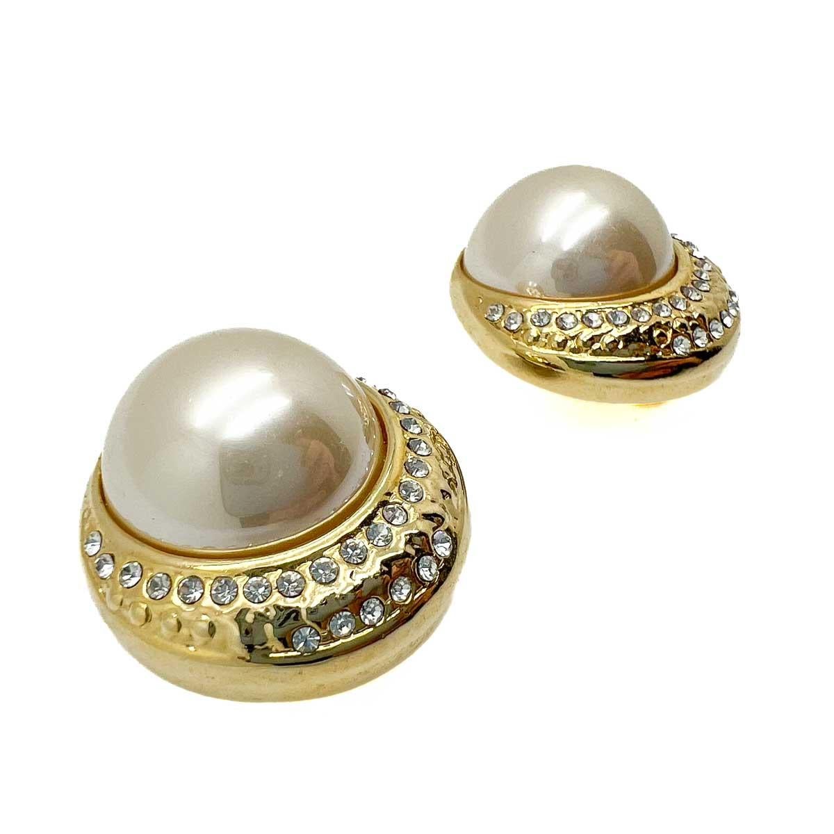 Ein Paar Vintage Grand Pearl Crescent Earrings. Ein atemberaubender Ohrring, der glänzendes Gold mit einer großen Halbperle kombiniert und mit einem Detail in Chaton-Kristall perfektioniert. Gold und Perlen - ein echter Hingucker und ein Muss für