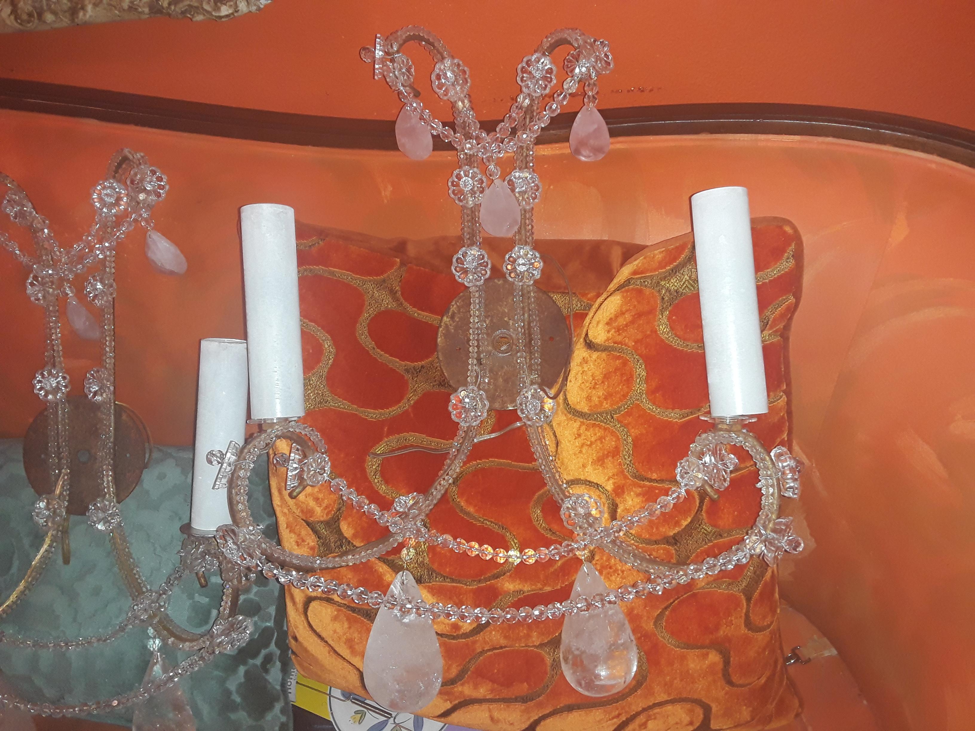 Coppia di lampade da parete di design di alta gamma di Dennis & Leen. Realizzato con pezzi di altissima qualità. Quarzo rosa, cristallo di rocca enorme, cristallo di rocca tutto, tagliato e lucidato. Queste applique sono di tipo Palace, molto belle.
