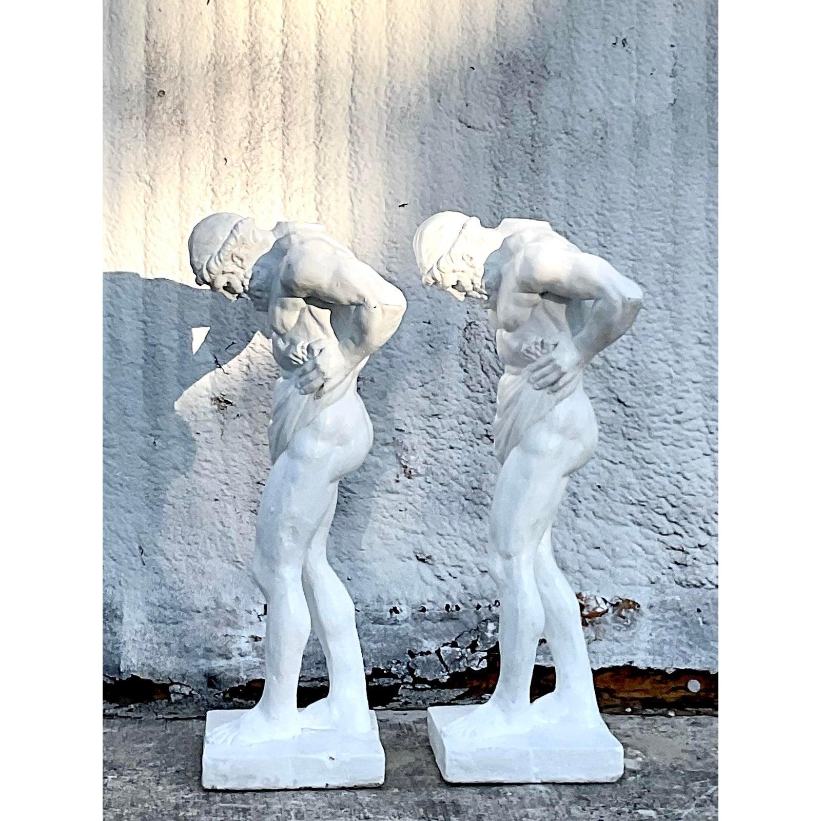 Fantastica coppia di statue di Ercole in cemento vintage. Sono perfette da sole oppure aggiungi un piano in pietra per ottenere la console da giardino più chic del mondo. Acquistato da una proprietà di Palm Beach.