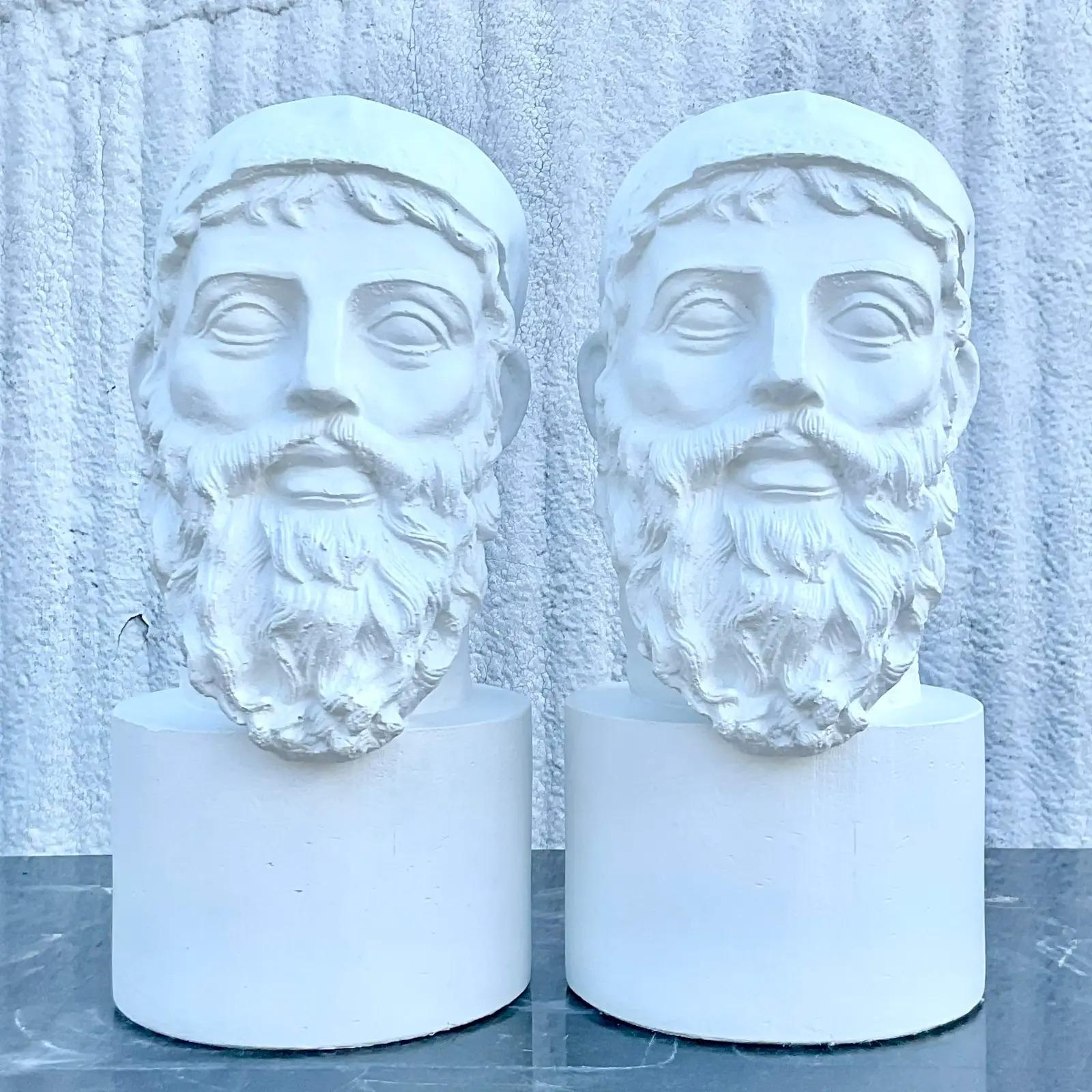 Una favolosa coppia di busti in gesso vintage. Un uomo affascinante con una barba ancora più affascinante. In pieno stile Grand Tour. Verniciato di un bianco brillante. Acquistato da una proprietà di Palm Beach.