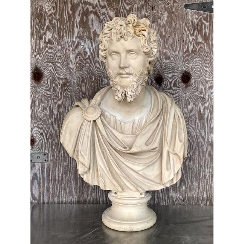 Evoca la grandezza classica dell'antica Roma con questo straordinario busto d'epoca dell'imperatore Septimus Severus. Ispirato alla tradizione del Grand Tour, questo pezzo cattura lo spirito intellettuale e artistico di un'epoca passata. Finemente