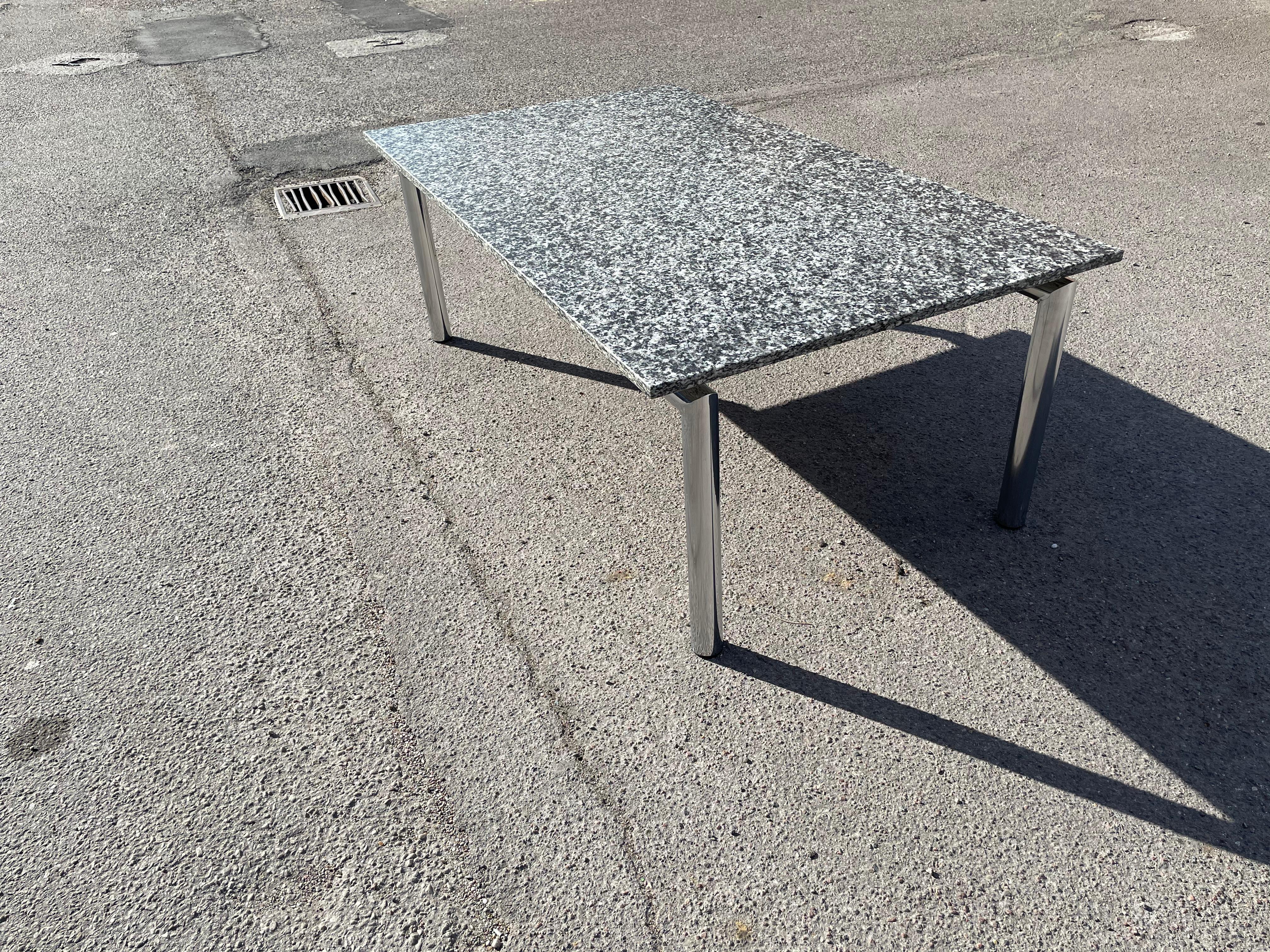 Danois Table basse vintage en granit et chrome, années 1980 en vente