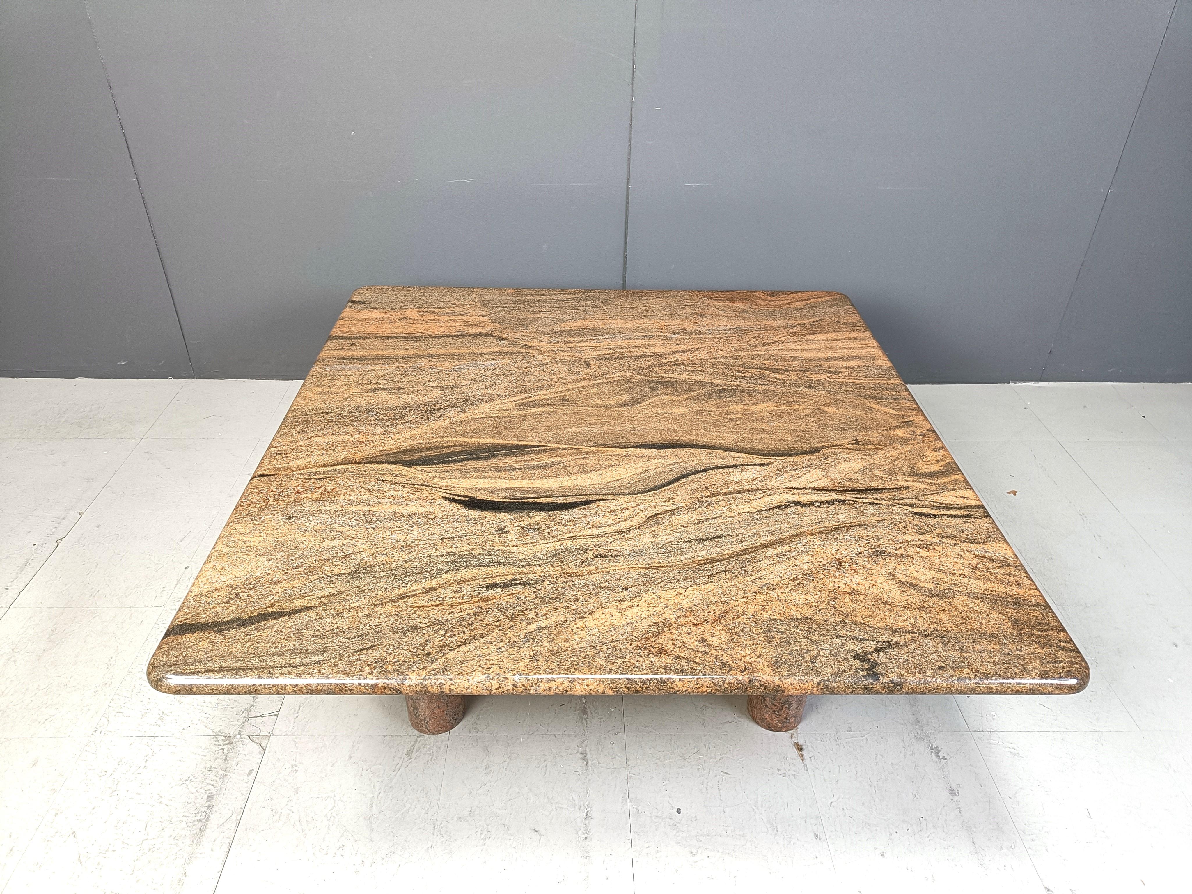 Großer Granitstein-Couchtisch mit 4 zylindrischen Beinen.

Der Stein hat ein wunderschönes Muster.

Die große, schön gearbeitete Platte auf den 4 schlanken Beinen verleiht dem Tisch eine elegante Ausstrahlung.

1970er Jahre - Italien

Abmessungen: