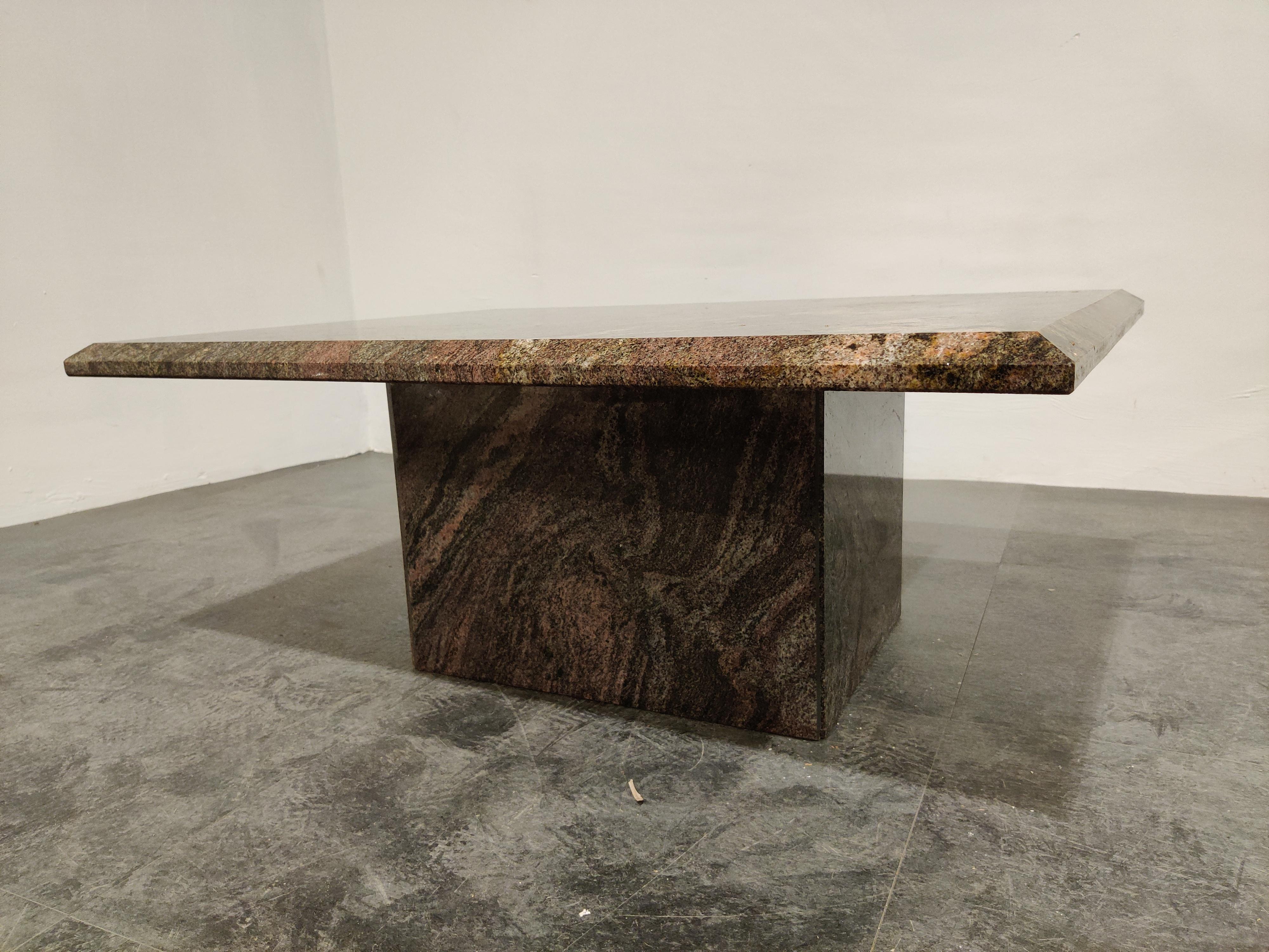 Vintage granite coffee table with a rectangular top 

Beautiful colors and pattern

Good condition

1980s, Belgium

Measures: Height 35cm/13.77