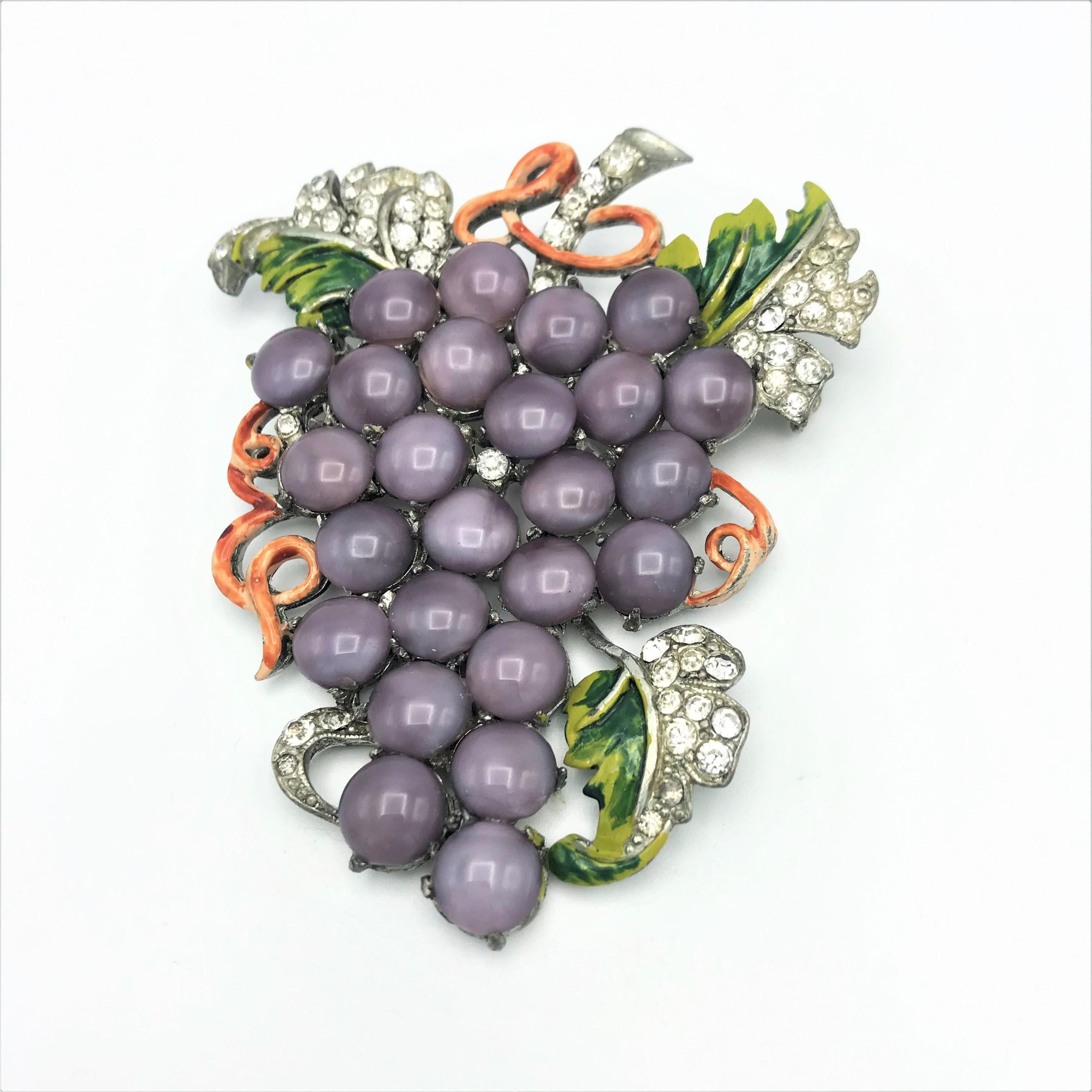Vintage grape brooch signed Staret, enamel and rhinestone 1940 USA, Rodium In Good Condition For Sale In Stuttgart, DE