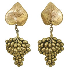 Boucles d'oreilles pendantes en laiton à grappes de raisin à la manière de Joseff of Hollywood