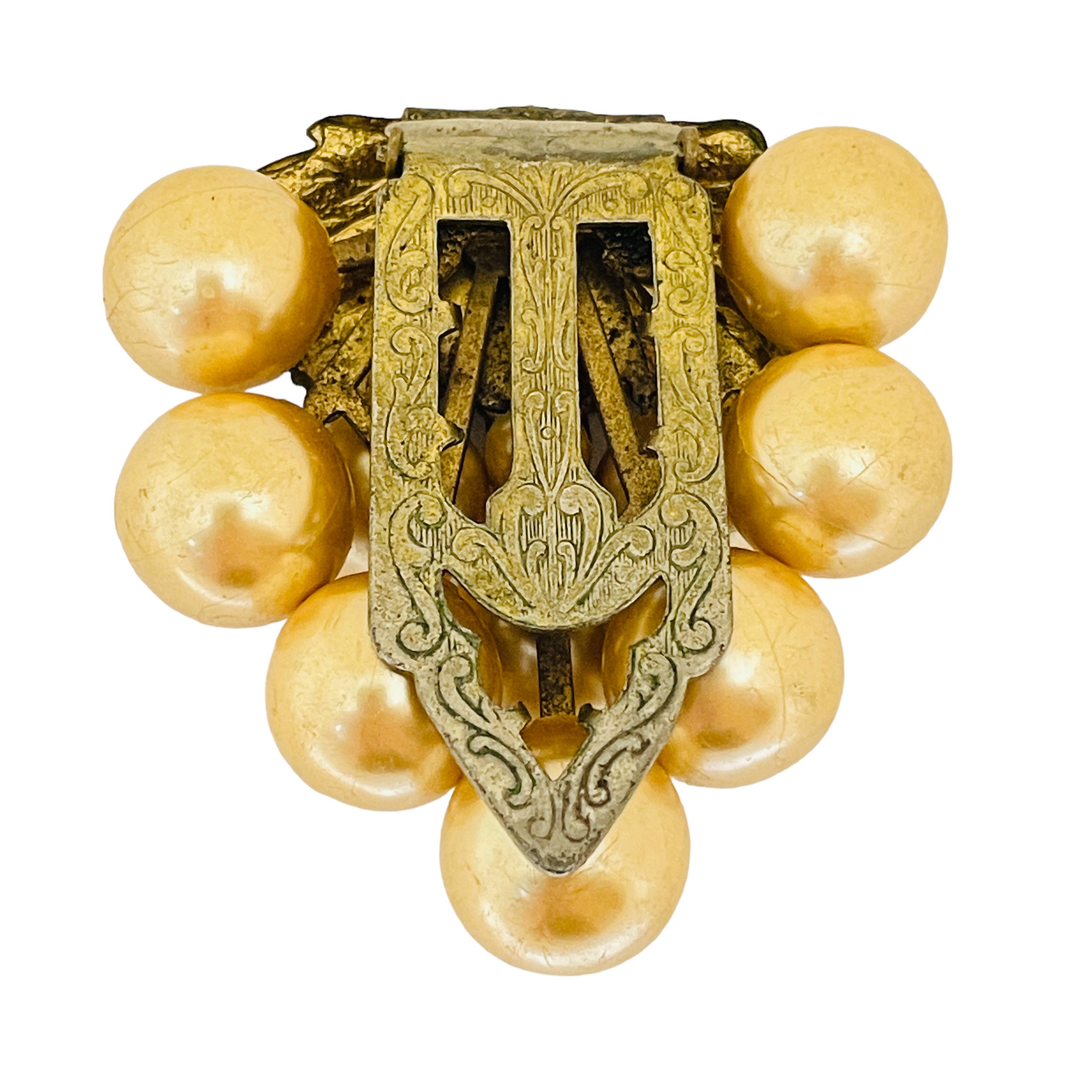 Vintage grape gold tone faux pearls fur clip  In Excellent Condition For Sale In Palos Hills, IL