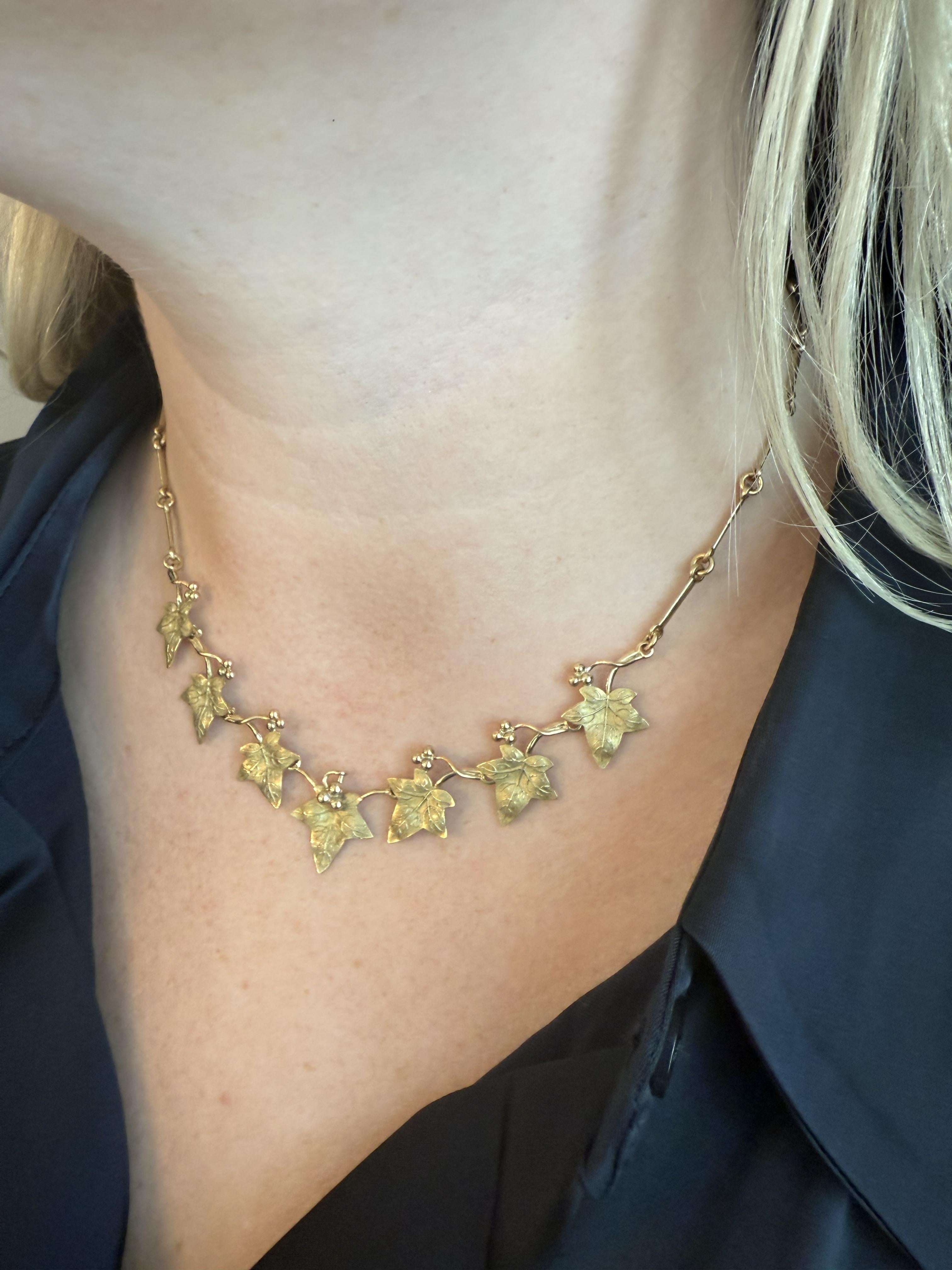 Wir lieben die detaillierte Metallarbeit an dieser Halskette!!

Halskette Details
MATERIAL: 14K Gelbgold
Epoche: Retro 1960 - 1980
Länge: 17 1/2 Zoll
Gewicht: 16,1 Gramm

Artikel: 768TMV8-AOD