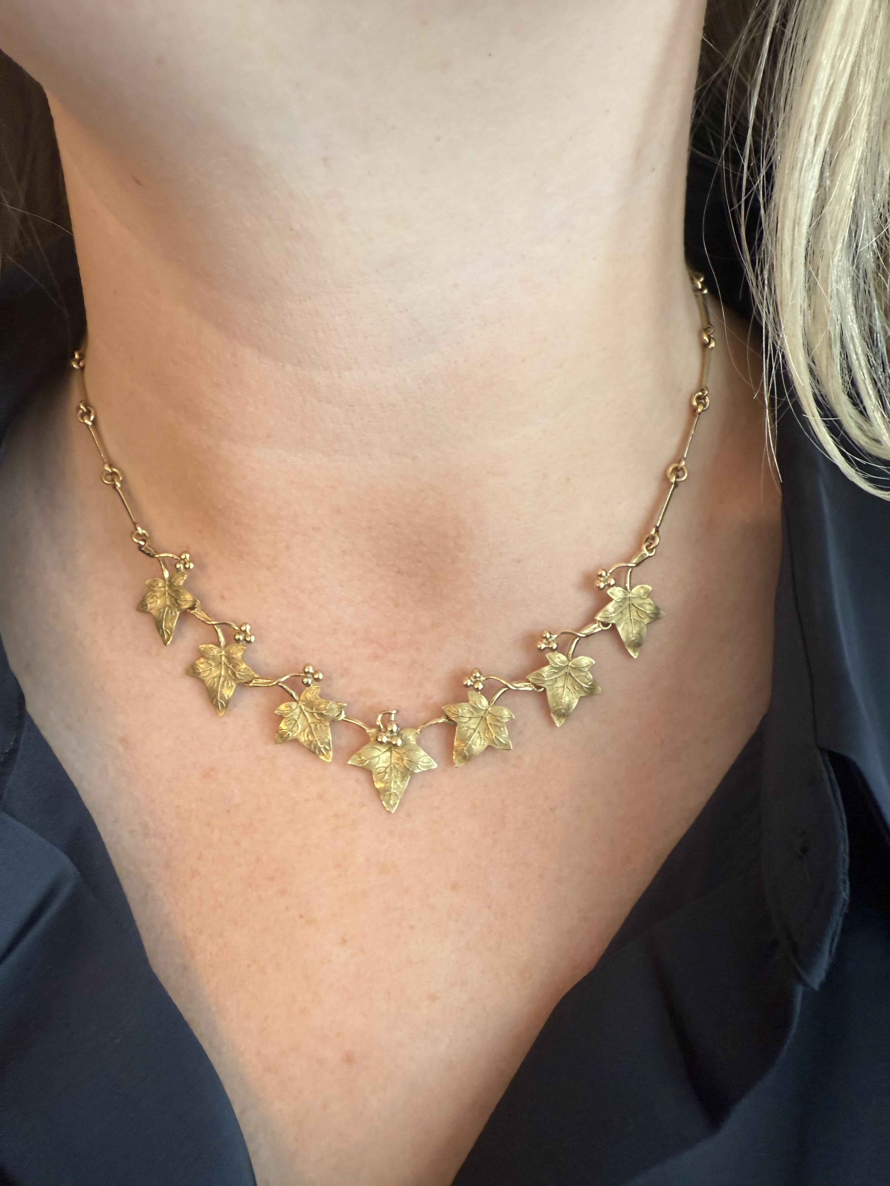 Vintage Grape Leaf Italienisch gemacht Halskette 14K Gelbgold (Retro) im Angebot