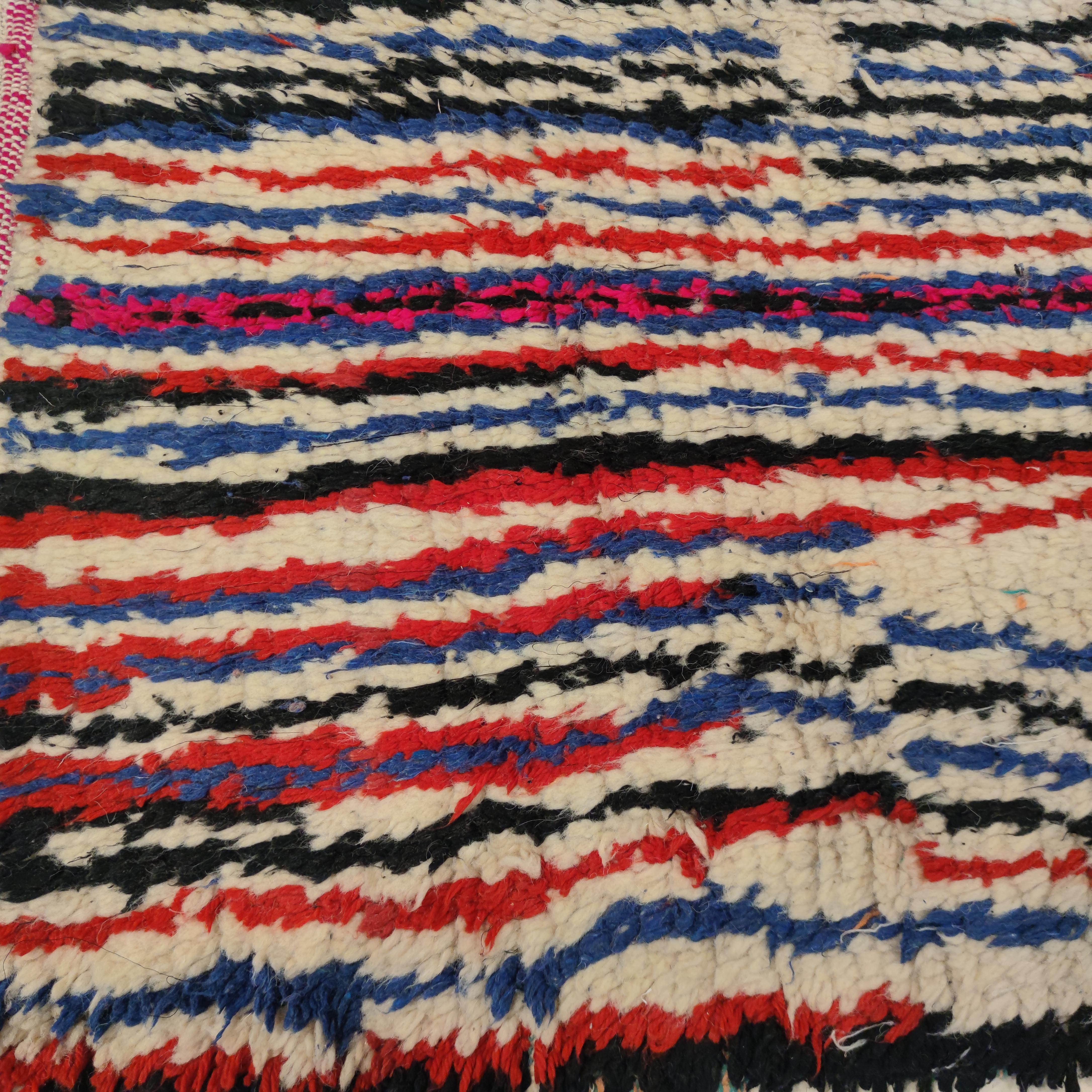 Ein wirklich ungewöhnlicher Azilal-Teppich, ganz fein geknüpft aus Wolle auf einer Unterlage aus industrieller Baumwolle, mit einem Muster aus vertikalen Streifen in Schwarz, Blau und Rot auf elfenbeinfarbenem Hintergrund. Ein Werk der postmodernen