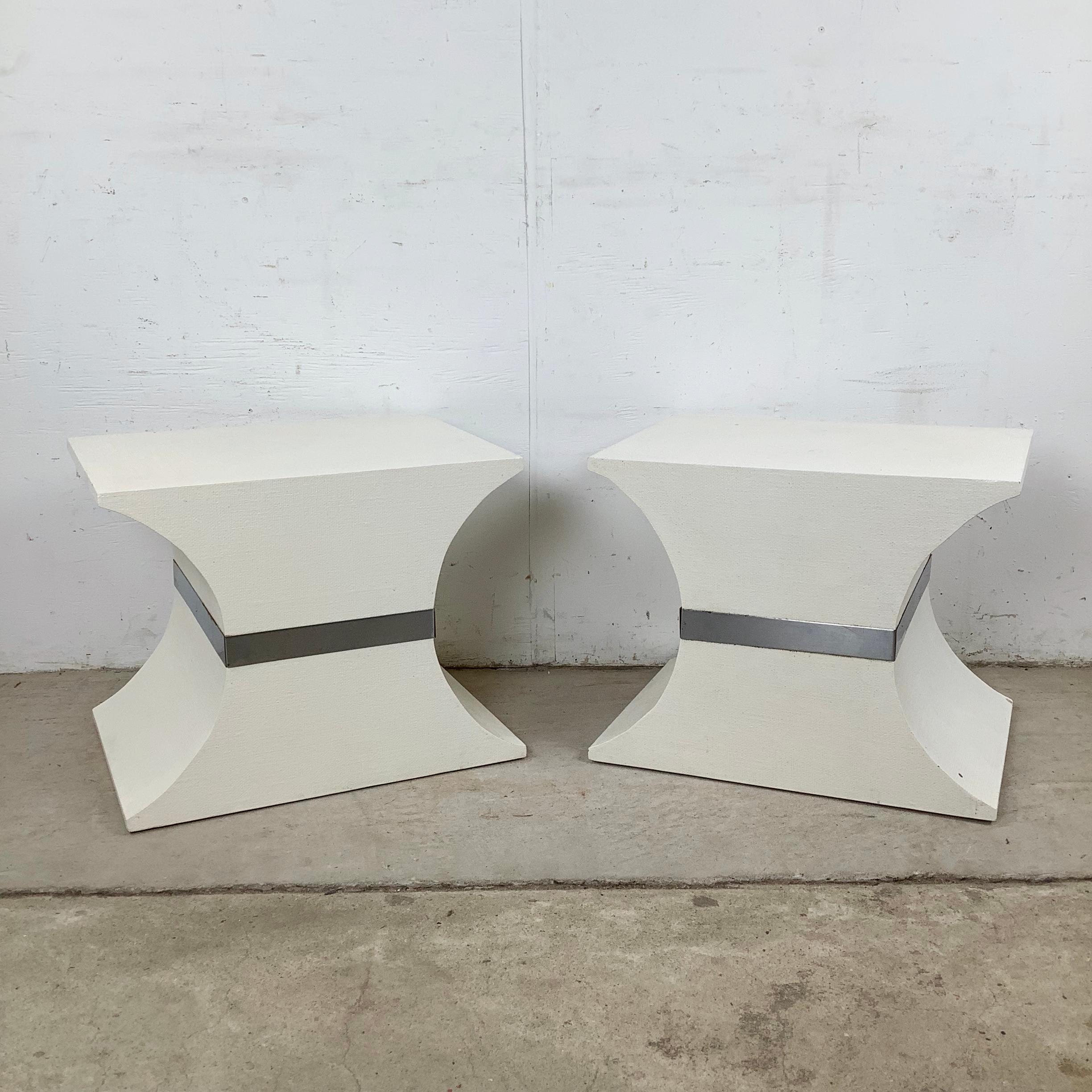 Ces piédestaux vintage en toile de gazon présentent une forme évasée et spectaculaire en sablier qui rappelle les formes emblématiques de Karl Springer. Avec leur géométrie nette et leurs courbes sculpturales, ils servent de surfaces fonctionnelles