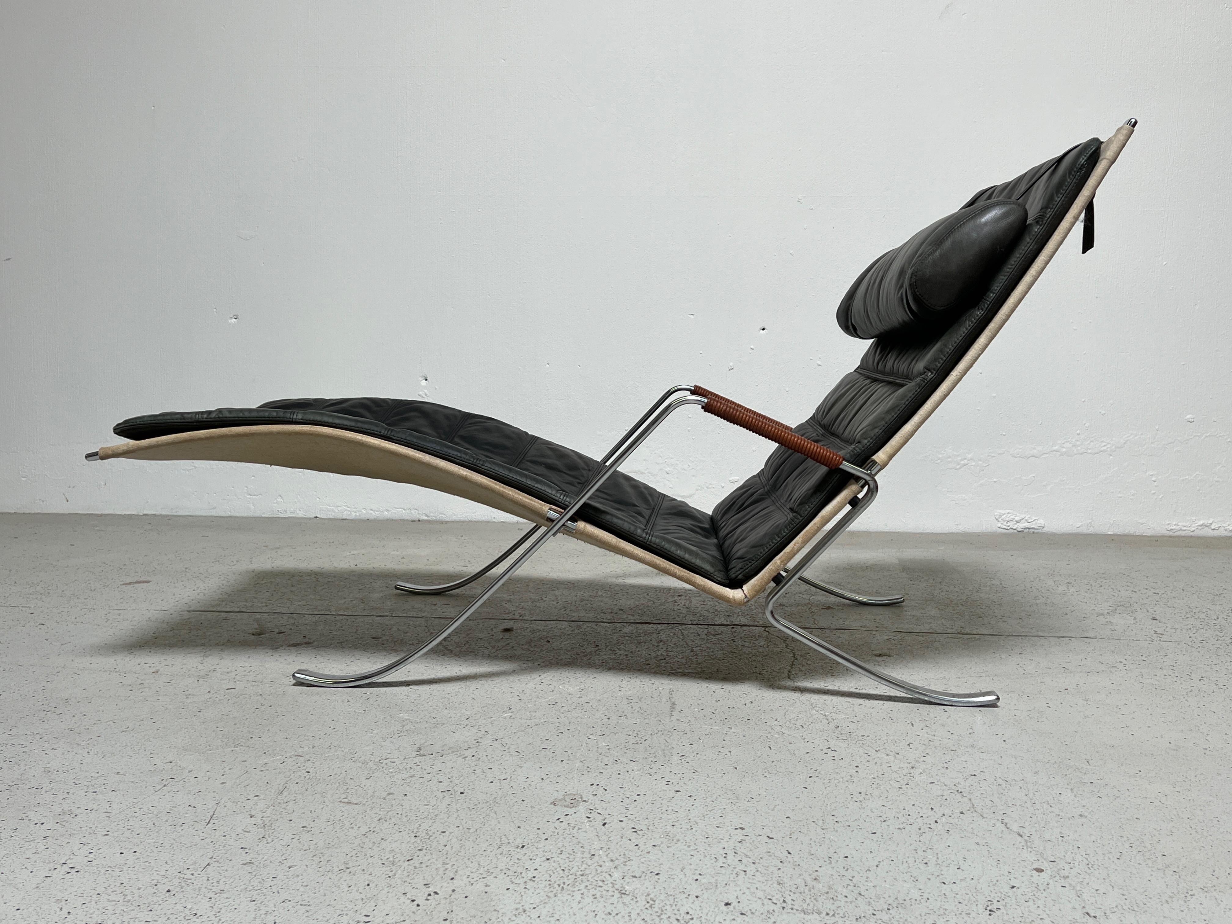 Une chaise longue vintage en forme de sauterelle, créée par Preben Fabricius et Jørgen Kastholm pour By International. Cuir magnifiquement patiné, usé jusqu'à une teinte verdâtre.